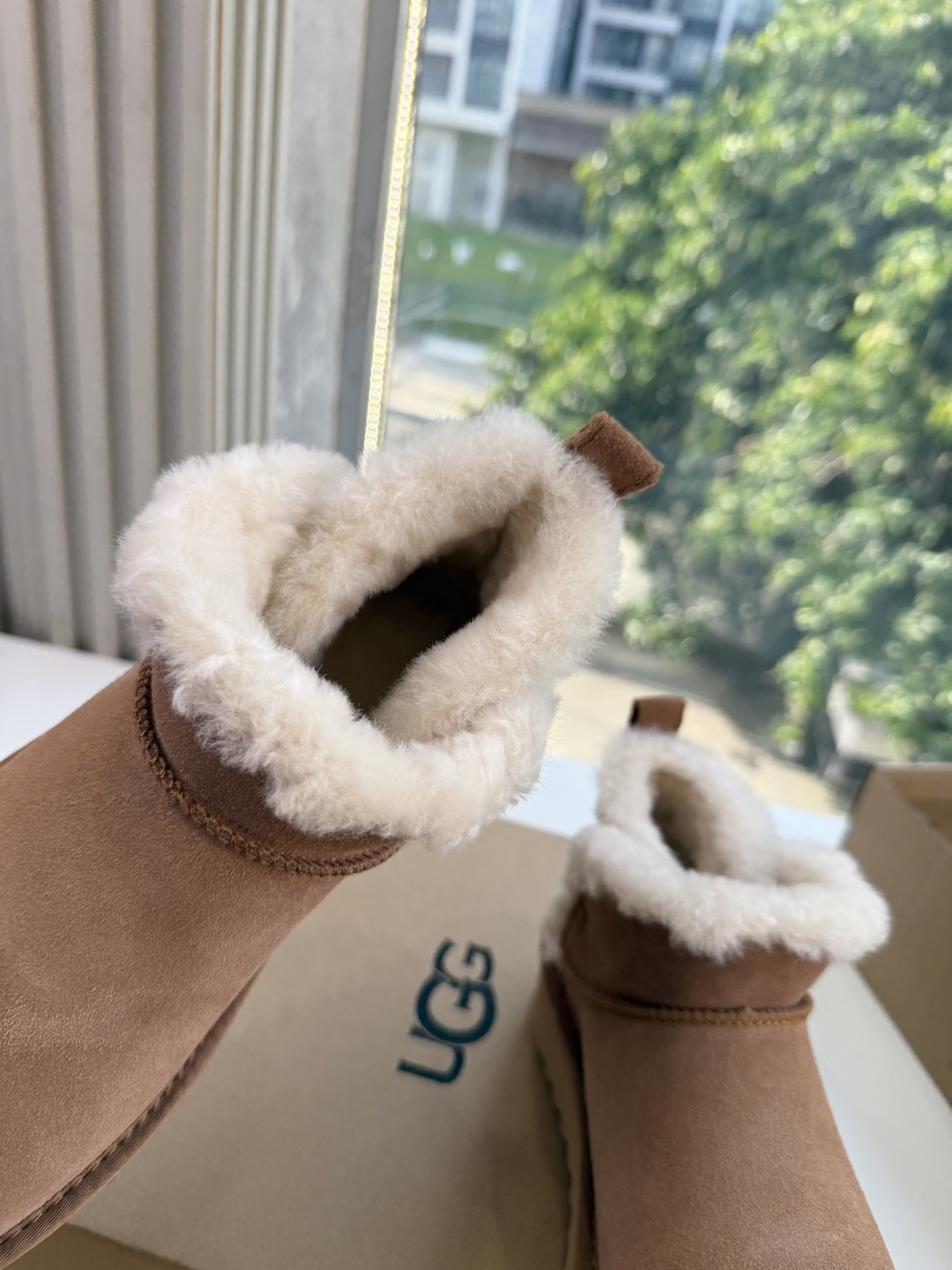 😀G026UGG秋冬新款系列棉鞋雪地靴棉鞋作为的领军品牌，这双新款同样延续了其一贯的舒适理念，穿在脚上轻盈自在，仿佛踩在