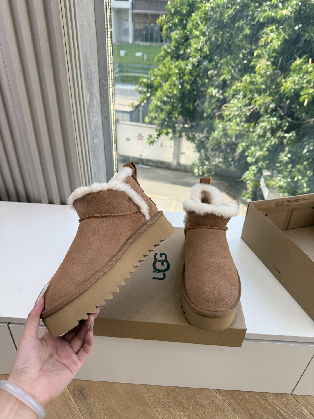 😀G026UGG秋冬新款系列棉鞋雪地靴棉鞋作为的领军品牌，这双新款同样延续了其一贯的舒适理念，穿在脚上轻盈自在，仿佛踩在