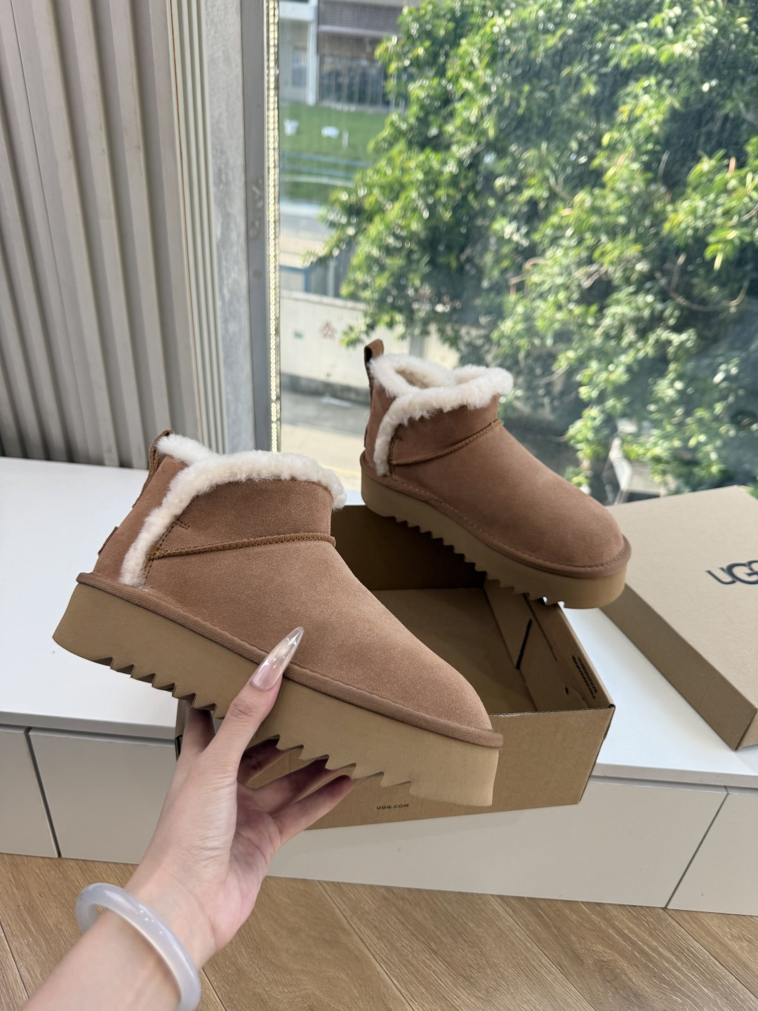 😀G026UGG秋冬新款系列棉鞋雪地靴棉鞋作为的领军品牌，这双新款同样延续了其一贯的舒适理念，穿在脚上轻盈自在，仿佛踩在