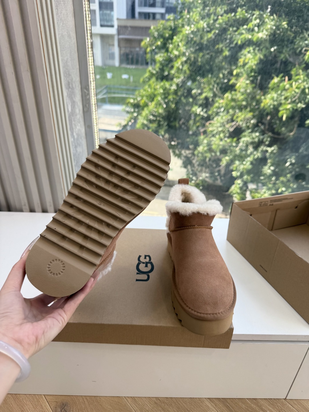 😀G026UGG秋冬新款系列棉鞋雪地靴棉鞋作为的领军品牌，这双新款同样延续了其一贯的舒适理念，穿在脚上轻盈自在，仿佛踩在
