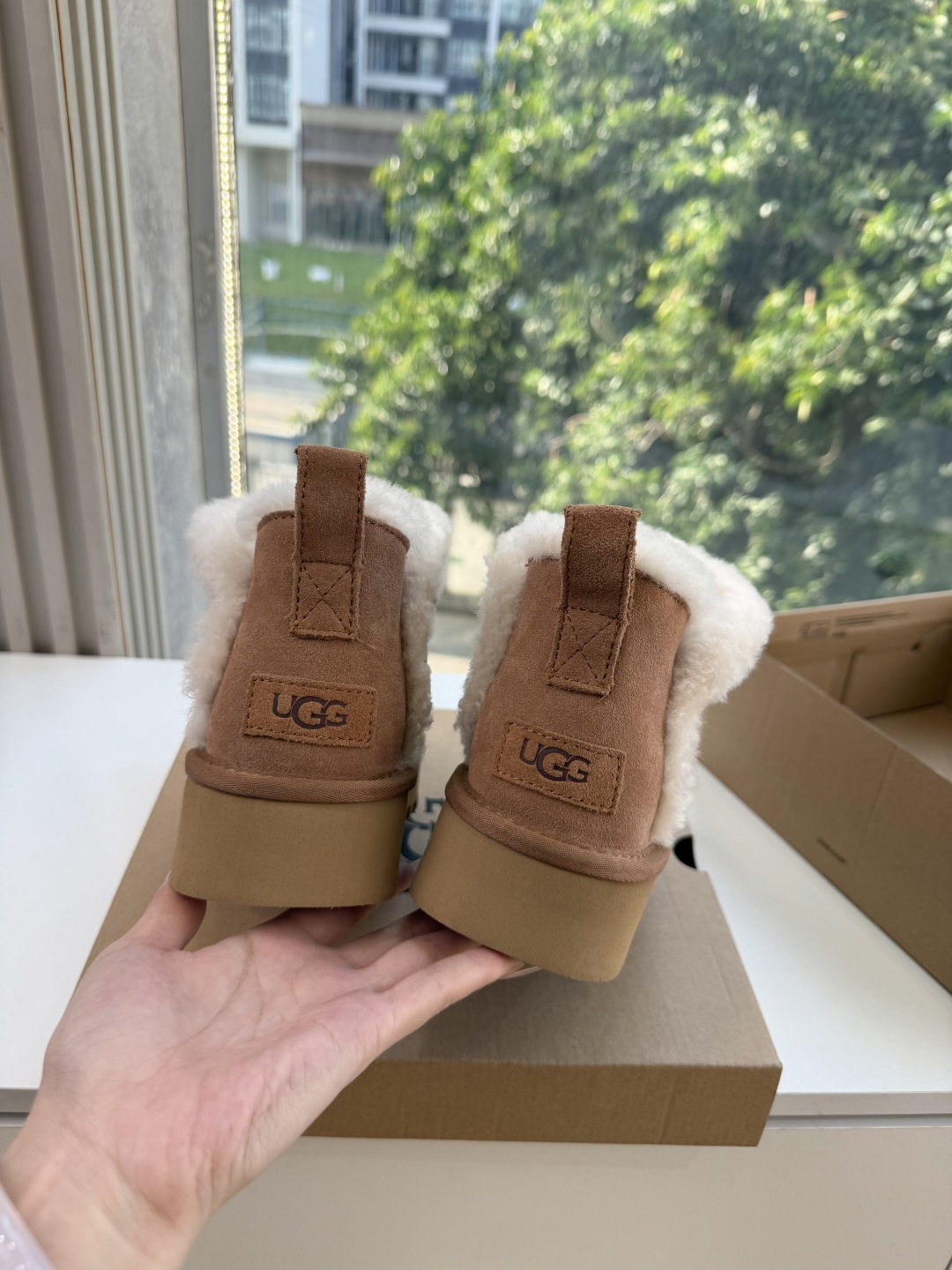 😀G026UGG秋冬新款系列棉鞋雪地靴棉鞋作为的领军品牌，这双新款同样延续了其一贯的舒适理念，穿在脚上轻盈自在，仿佛踩在