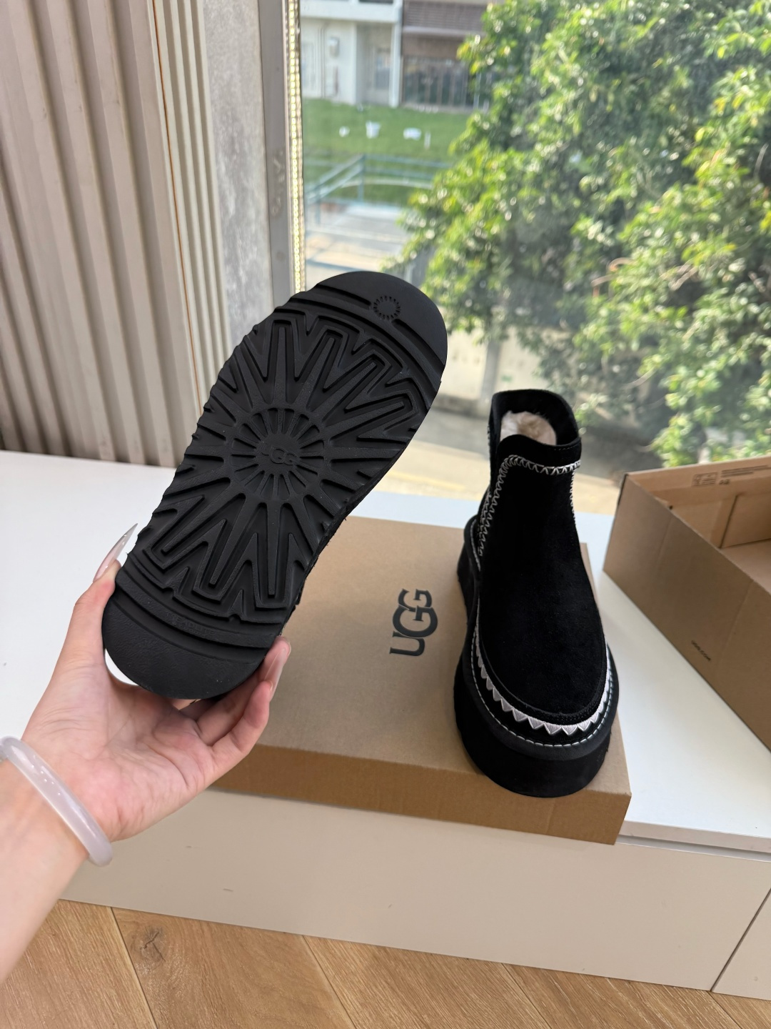 😀G026UGG秋冬新款系列棉鞋雪地靴棉鞋作为的领军品牌，这双新款同样延续了其一贯的舒适理念，穿在脚上轻盈自在，仿佛踩在