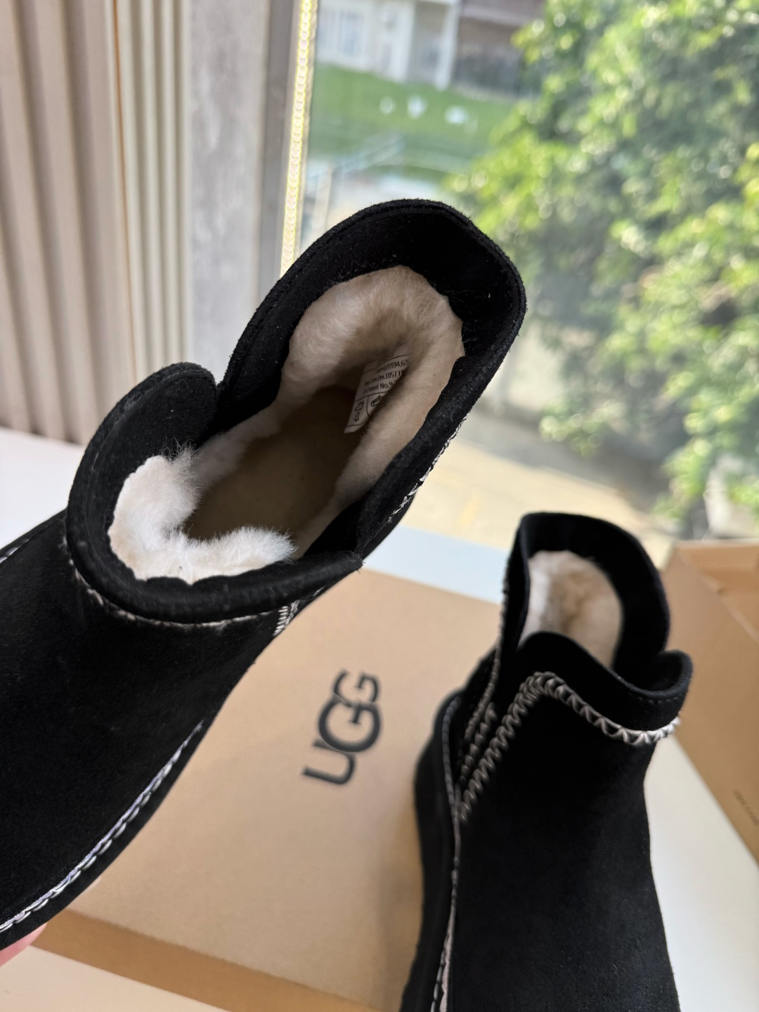 😀G026UGG秋冬新款系列棉鞋雪地靴棉鞋作为的领军品牌，这双新款同样延续了其一贯的舒适理念，穿在脚上轻盈自在，仿佛踩在