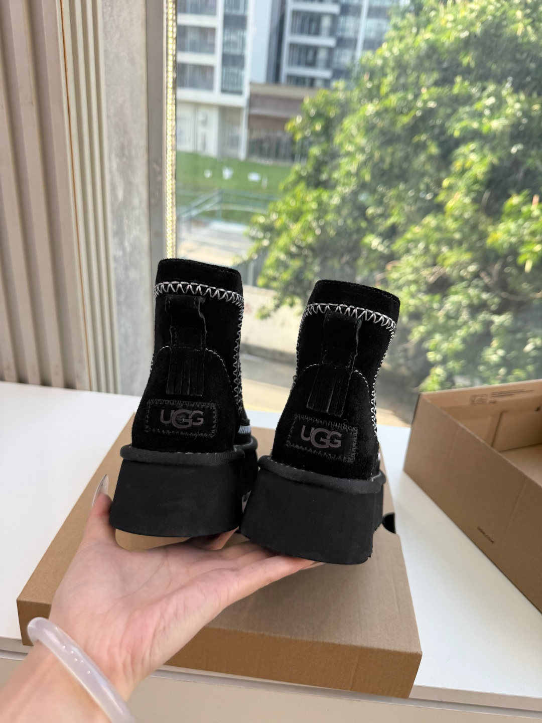 😀G026UGG秋冬新款系列棉鞋雪地靴棉鞋作为的领军品牌，这双新款同样延续了其一贯的舒适理念，穿在脚上轻盈自在，仿佛踩在