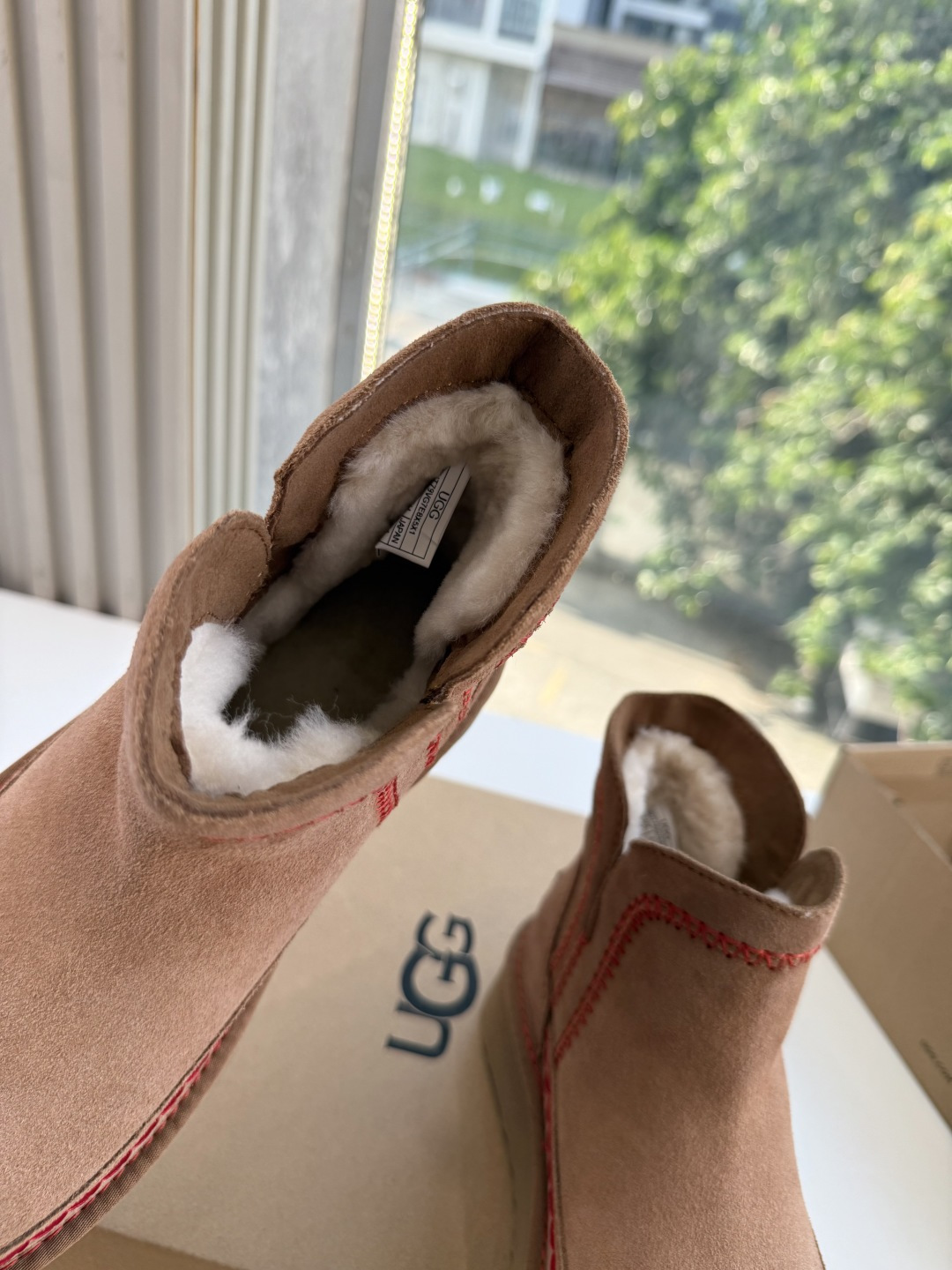😀G026UGG秋冬新款系列棉鞋雪地靴棉鞋作为的领军品牌，这双新款同样延续了其一贯的舒适理念，穿在脚上轻盈自在，仿佛踩在