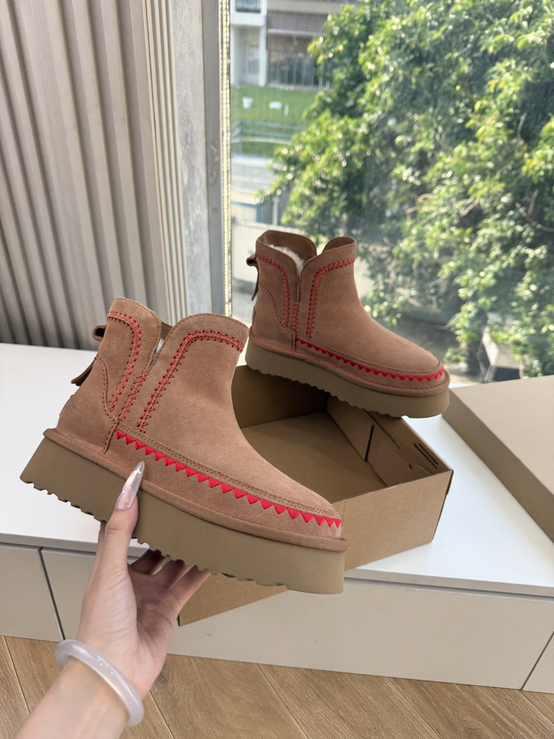 😀G026UGG秋冬新款系列棉鞋雪地靴棉鞋作为的领军品牌，这双新款同样延续了其一贯的舒适理念，穿在脚上轻盈自在，仿佛踩在