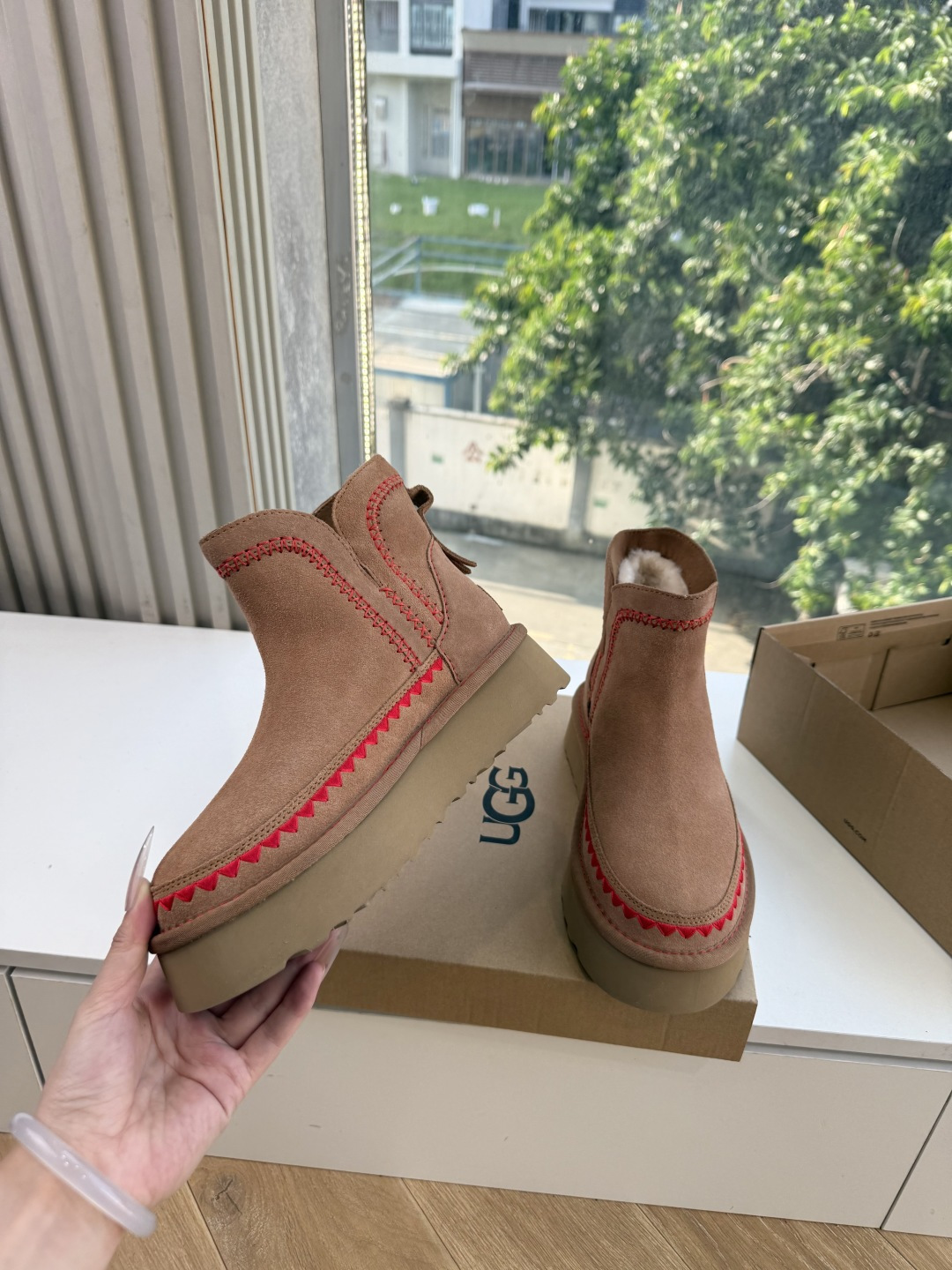 😀G026UGG秋冬新款系列棉鞋雪地靴棉鞋作为的领军品牌，这双新款同样延续了其一贯的舒适理念，穿在脚上轻盈自在，仿佛踩在