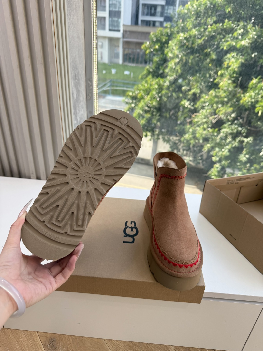 😀G026UGG秋冬新款系列棉鞋雪地靴棉鞋作为的领军品牌，这双新款同样延续了其一贯的舒适理念，穿在脚上轻盈自在，仿佛踩在