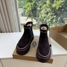 😀G026UGG秋冬新款系列棉鞋雪地靴棉鞋作为的领军品牌,这双新款同样延续了其一贯的舒适理念,穿在脚上轻盈自在,仿佛踩在 😀G026UGG秋冬新款系列棉鞋雪地靴棉鞋作为的领军品牌,这双新款同样延续了其一贯的舒适理念,穿在脚上轻盈自在,仿佛踩在