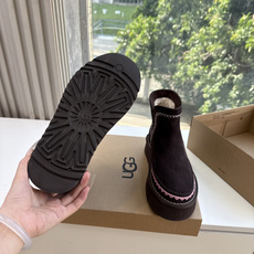 😀G026UGG秋冬新款系列棉鞋雪地靴棉鞋作为的领军品牌,这双新款同样延续了其一贯的舒适理念,穿在脚上轻盈自在,仿佛踩在 😀G026UGG秋冬新款系列棉鞋雪地靴棉鞋作为的领军品牌,这双新款同样延续了其一贯的舒适理念,穿在脚上轻盈自在,仿佛踩在