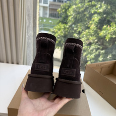 😀G026UGG秋冬新款系列棉鞋雪地靴棉鞋作为的领军品牌,这双新款同样延续了其一贯的舒适理念,穿在脚上轻盈自在,仿佛踩在 😀G026UGG秋冬新款系列棉鞋雪地靴棉鞋作为的领军品牌,这双新款同样延续了其一贯的舒适理念,穿在脚上轻盈自在,仿佛踩在