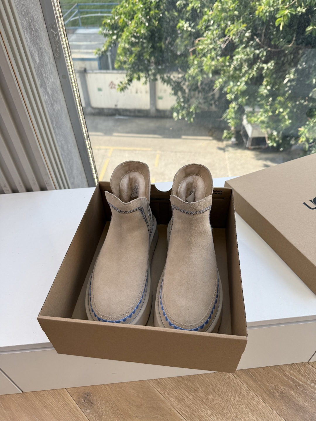 😀G026UGG秋冬新款系列棉鞋雪地靴棉鞋作为的领军品牌，这双新款同样延续了其一贯的舒适理念，穿在脚上轻盈自在，仿佛踩在