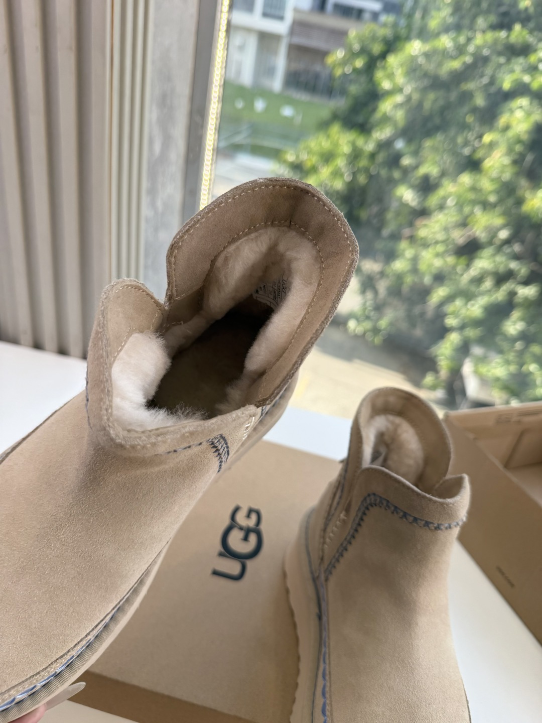 😀G026UGG秋冬新款系列棉鞋雪地靴棉鞋作为的领军品牌，这双新款同样延续了其一贯的舒适理念，穿在脚上轻盈自在，仿佛踩在