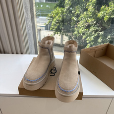 😀G026UGG秋冬新款系列棉鞋雪地靴棉鞋作为的领军品牌,这双新款同样延续了其一贯的舒适理念,穿在脚上轻盈自在,仿佛踩在 😀G026UGG秋冬新款系列棉鞋雪地靴棉鞋作为的领军品牌,这双新款同样延续了其一贯的舒适理念,穿在脚上轻盈自在,仿佛踩在