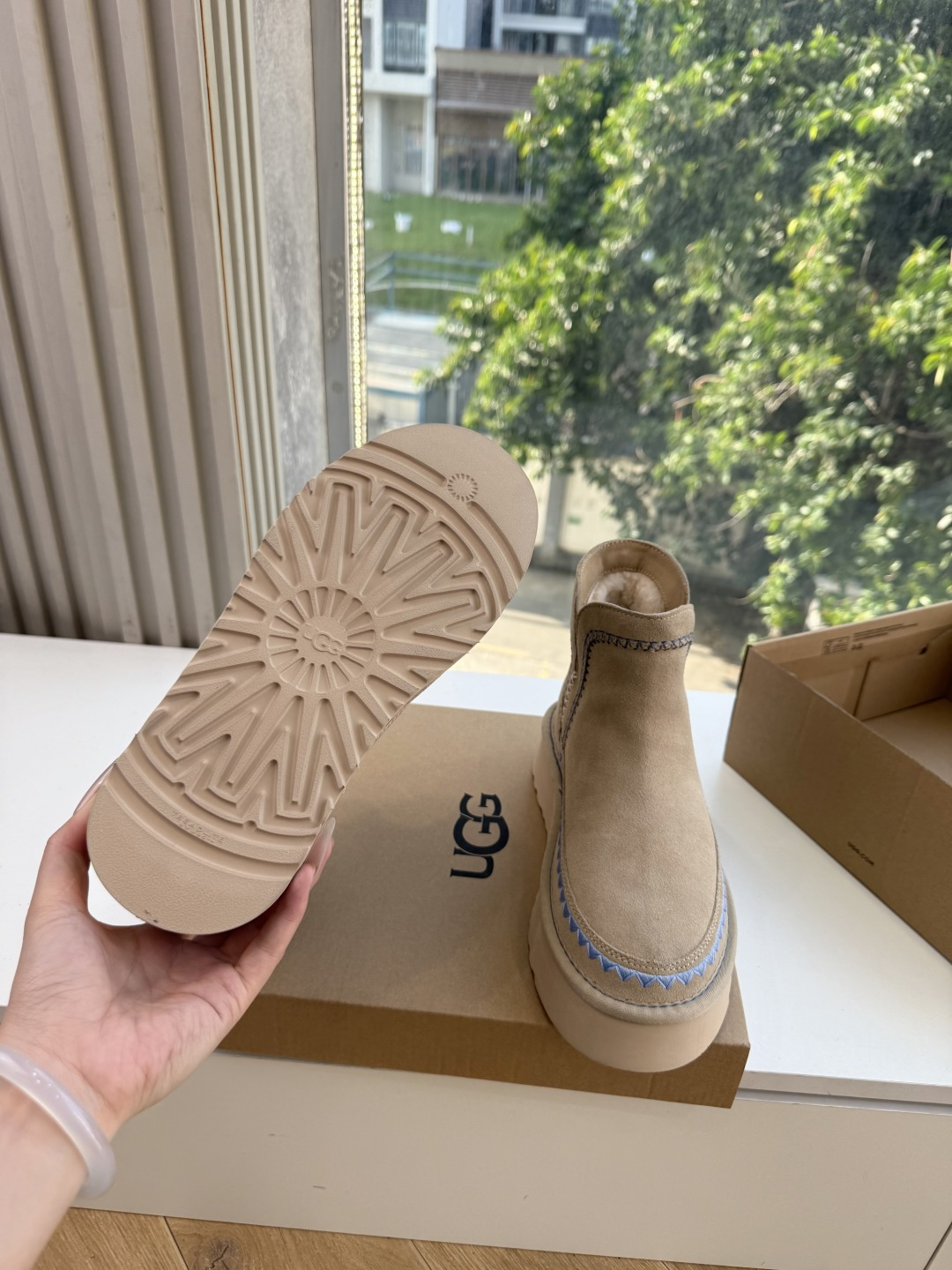 😀G026UGG秋冬新款系列棉鞋雪地靴棉鞋作为的领军品牌，这双新款同样延续了其一贯的舒适理念，穿在脚上轻盈自在，仿佛踩在