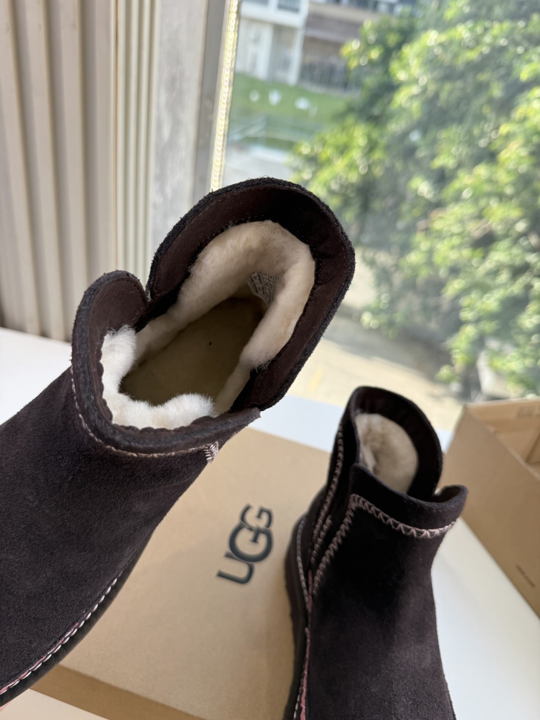 😀G026UGG秋冬新款系列棉鞋雪地靴棉鞋作为的领军品牌，这双新款同样延续了其一贯的舒适理念，穿在脚上轻盈自在，仿佛踩在
