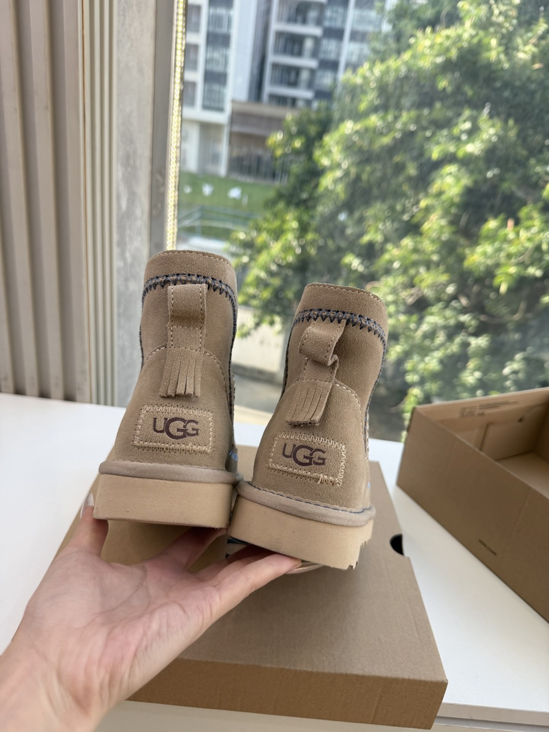 😀G026UGG秋冬新款系列棉鞋雪地靴棉鞋作为的领军品牌,这双新款同样延续了其一贯的舒适理念,穿在脚上轻盈自在,仿佛踩在 😀G026UGG秋冬新款系列棉鞋雪地靴棉鞋作为的领军品牌,这双新款同样延续了其一贯的舒适理念,穿在脚上轻盈自在,仿佛踩在
