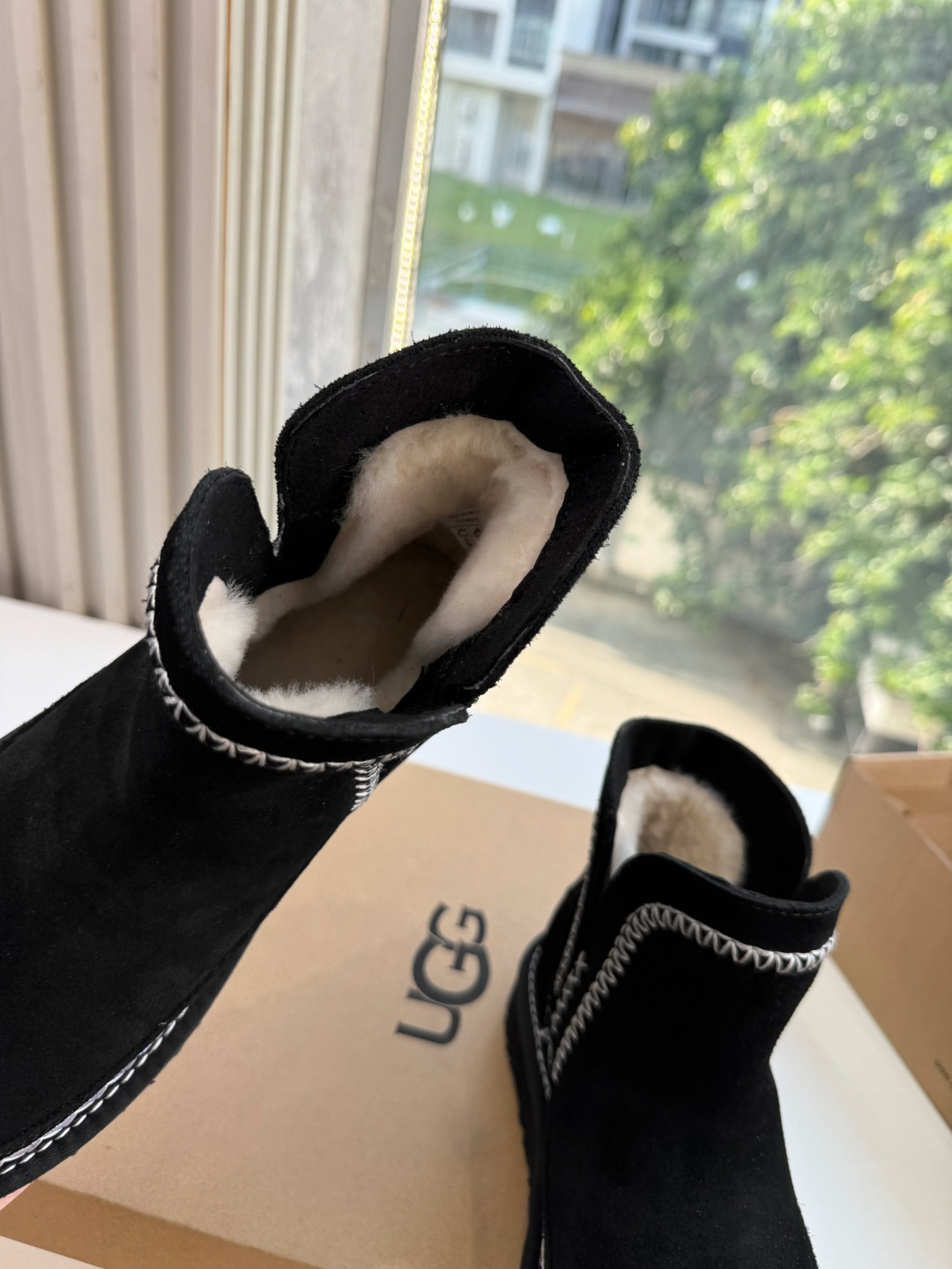 😀G026UGG秋冬新款系列棉鞋雪地靴棉鞋作为的领军品牌，这双新款同样延续了其一贯的舒适理念，穿在脚上轻盈自在，仿佛踩在