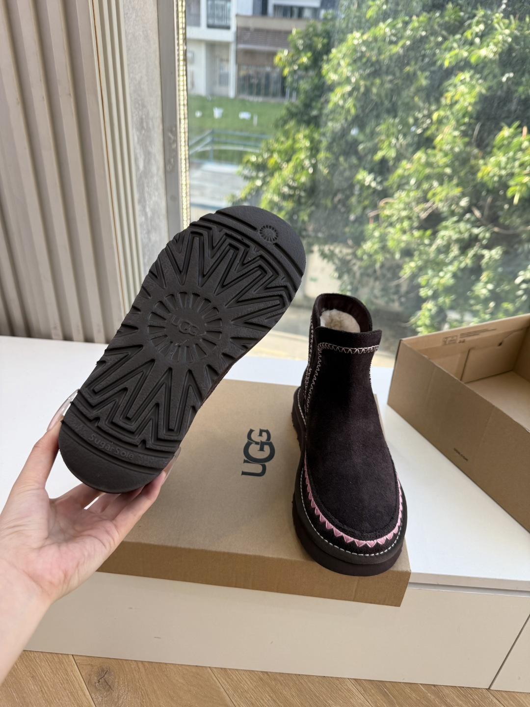 😀G026UGG秋冬新款系列棉鞋雪地靴棉鞋作为的领军品牌，这双新款同样延续了其一贯的舒适理念，穿在脚上轻盈自在，仿佛踩在