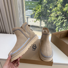 😀G026UGG秋冬新款系列棉鞋雪地靴棉鞋作为的领军品牌,这双新款同样延续了其一贯的舒适理念,穿在脚上轻盈自在,仿佛踩在 😀G026UGG秋冬新款系列棉鞋雪地靴棉鞋作为的领军品牌,这双新款同样延续了其一贯的舒适理念,穿在脚上轻盈自在,仿佛踩在