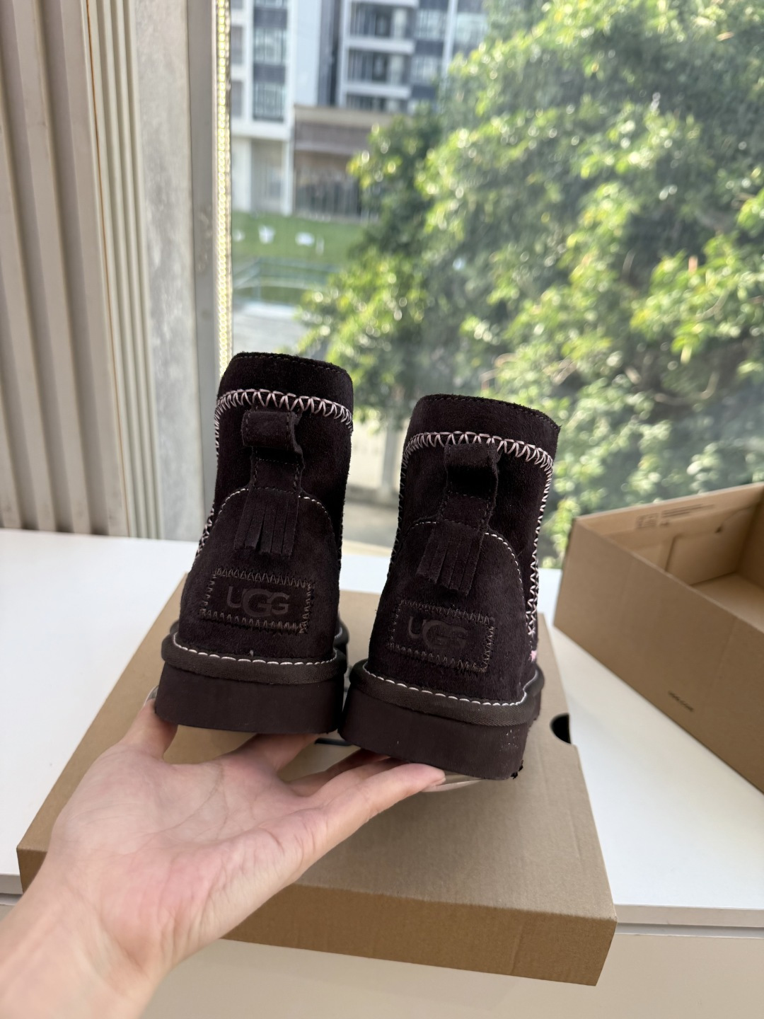 😀G026UGG秋冬新款系列棉鞋雪地靴棉鞋作为的领军品牌，这双新款同样延续了其一贯的舒适理念，穿在脚上轻盈自在，仿佛踩在