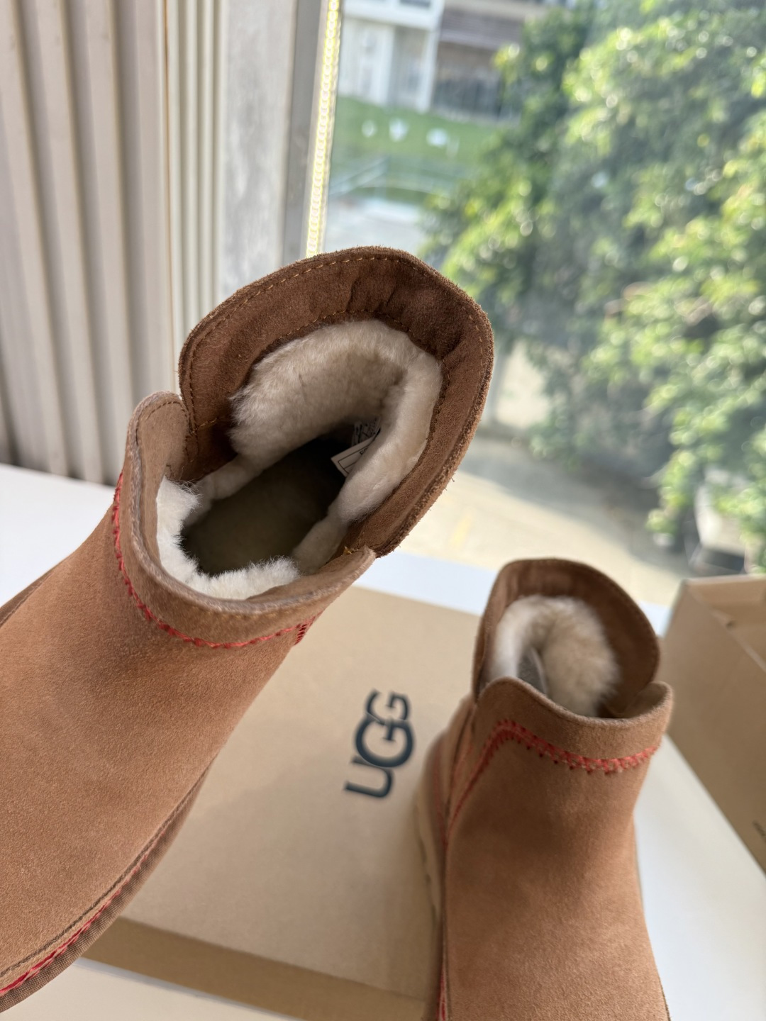 😀G026UGG秋冬新款系列棉鞋雪地靴棉鞋作为的领军品牌，这双新款同样延续了其一贯的舒适理念，穿在脚上轻盈自在，仿佛踩在