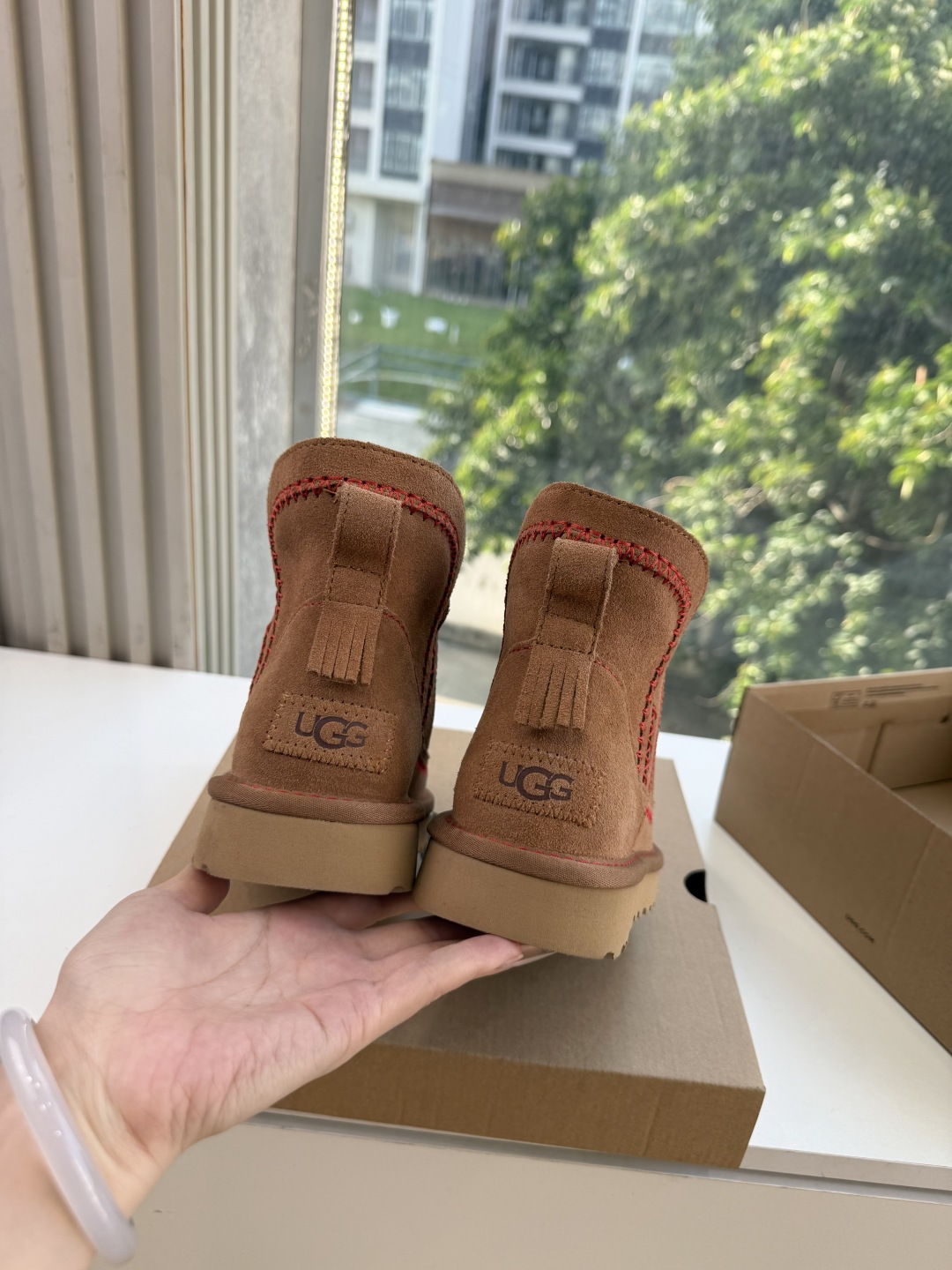 😀G026UGG秋冬新款系列棉鞋雪地靴棉鞋作为的领军品牌，这双新款同样延续了其一贯的舒适理念，穿在脚上轻盈自在，仿佛踩在