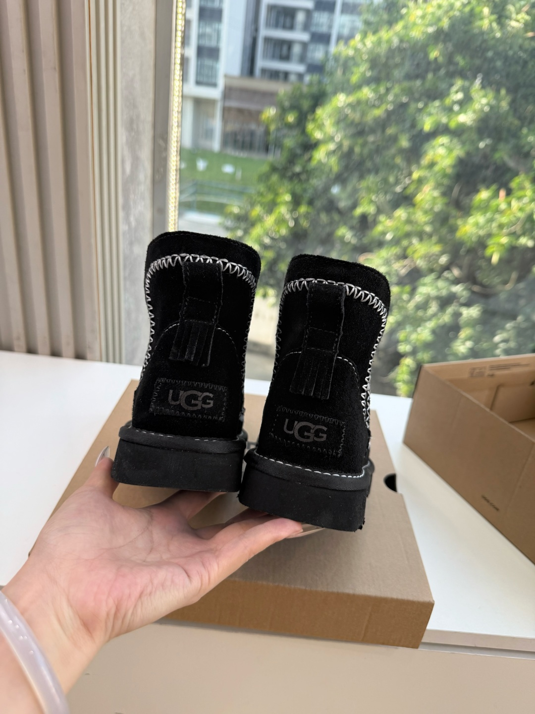 😀G026UGG秋冬新款系列棉鞋雪地靴棉鞋作为的领军品牌，这双新款同样延续了其一贯的舒适理念，穿在脚上轻盈自在，仿佛踩在