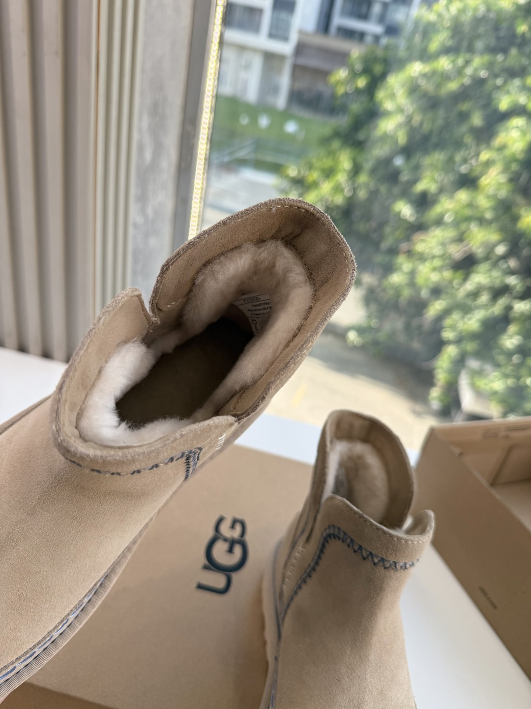 😀G026UGG秋冬新款系列棉鞋雪地靴棉鞋作为的领军品牌,这双新款同样延续了其一贯的舒适理念,穿在脚上轻盈自在,仿佛踩在 😀G026UGG秋冬新款系列棉鞋雪地靴棉鞋作为的领军品牌,这双新款同样延续了其一贯的舒适理念,穿在脚上轻盈自在,仿佛踩在