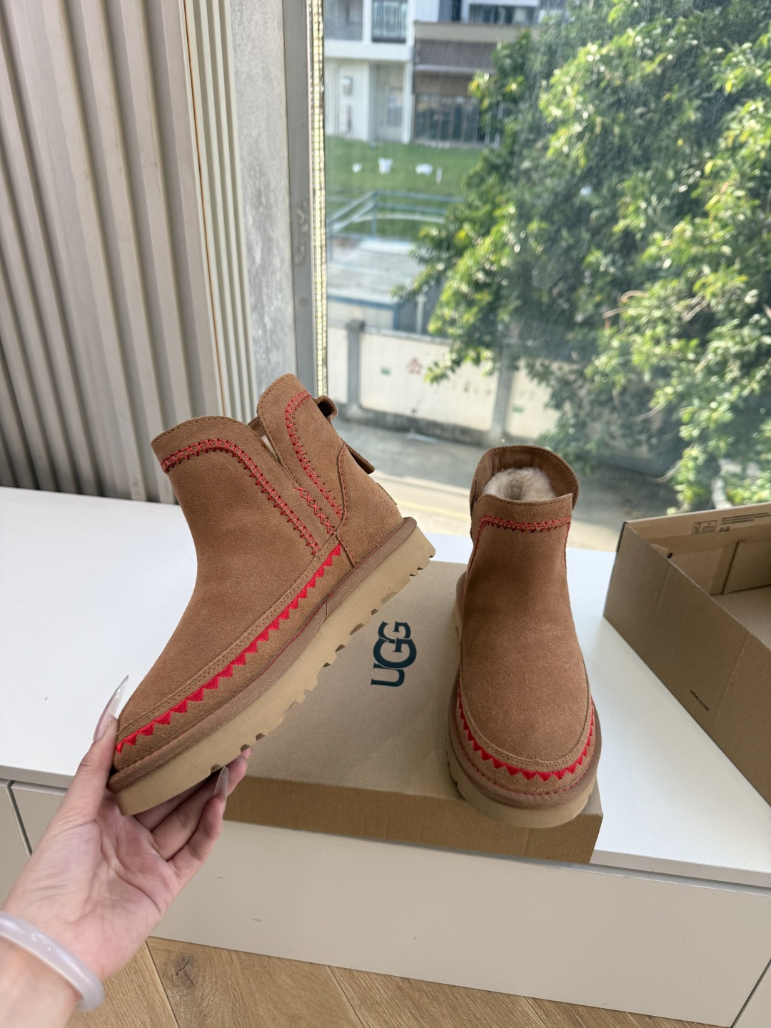 😀G026UGG秋冬新款系列棉鞋雪地靴棉鞋作为的领军品牌，这双新款同样延续了其一贯的舒适理念，穿在脚上轻盈自在，仿佛踩在