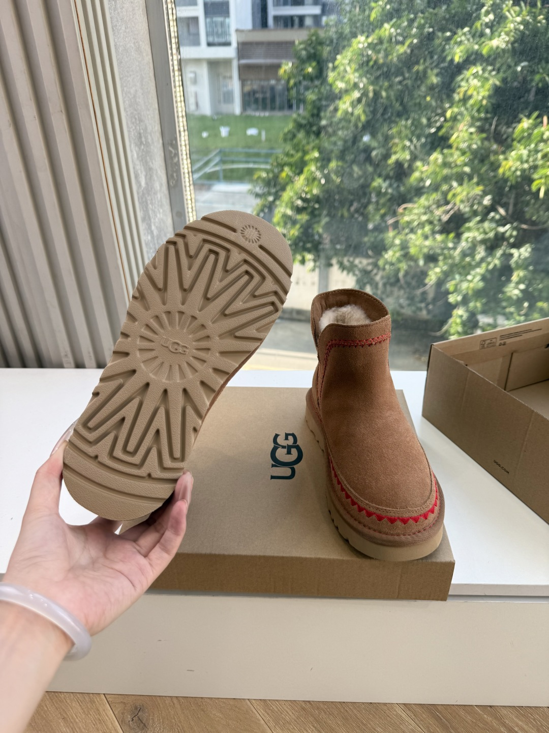 😀G026UGG秋冬新款系列棉鞋雪地靴棉鞋作为的领军品牌，这双新款同样延续了其一贯的舒适理念，穿在脚上轻盈自在，仿佛踩在