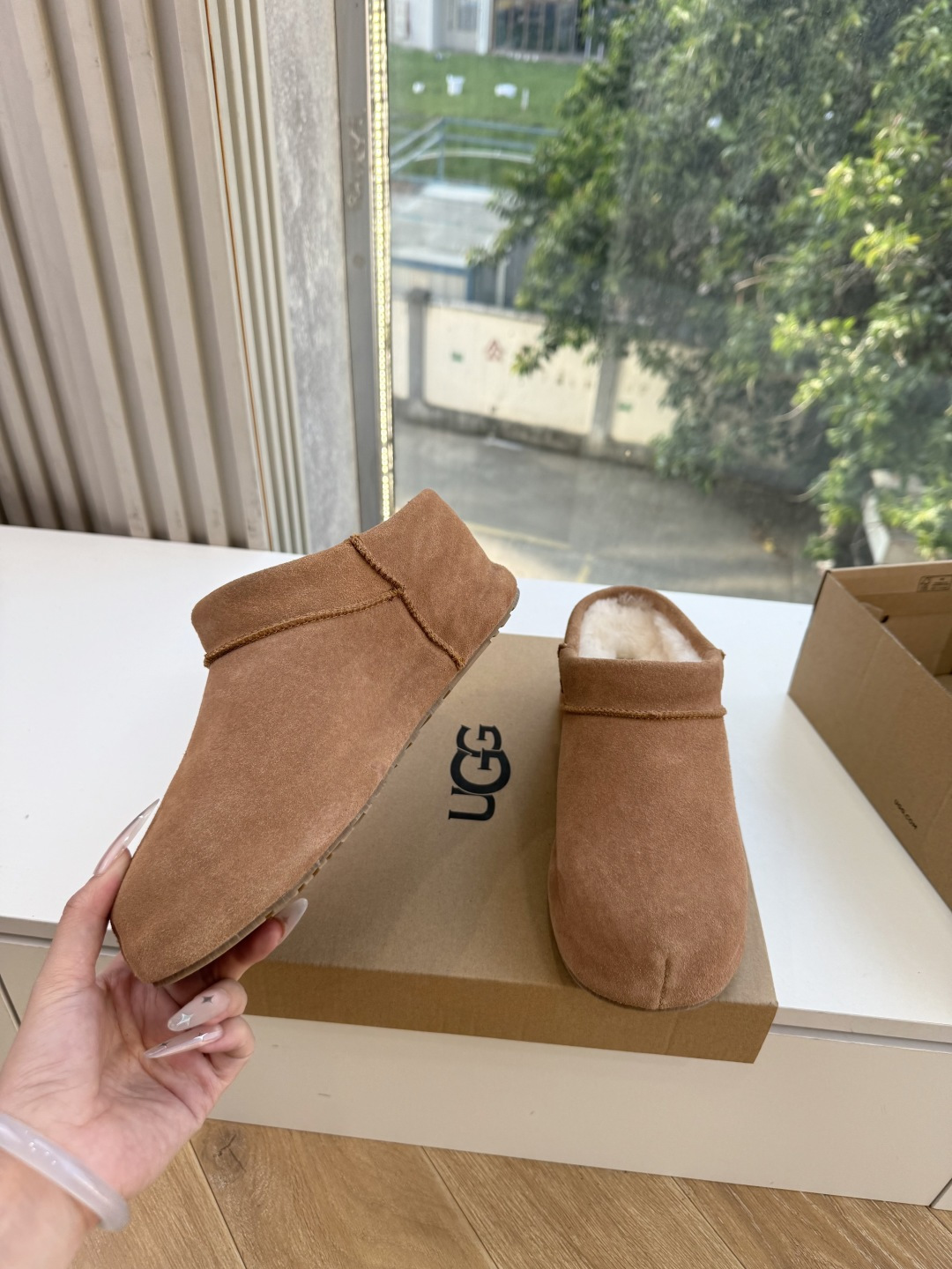 😀G026UGG秋冬新款系列棉鞋雪地靴棉鞋作为的领军品牌，这双新款同样延续了其一贯的舒适理念，穿在脚上轻盈自在，仿佛踩在