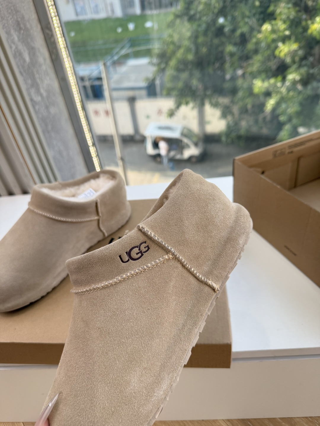 😀G026UGG秋冬新款系列棉鞋雪地靴棉鞋作为的领军品牌，这双新款同样延续了其一贯的舒适理念，穿在脚上轻盈自在，仿佛踩在