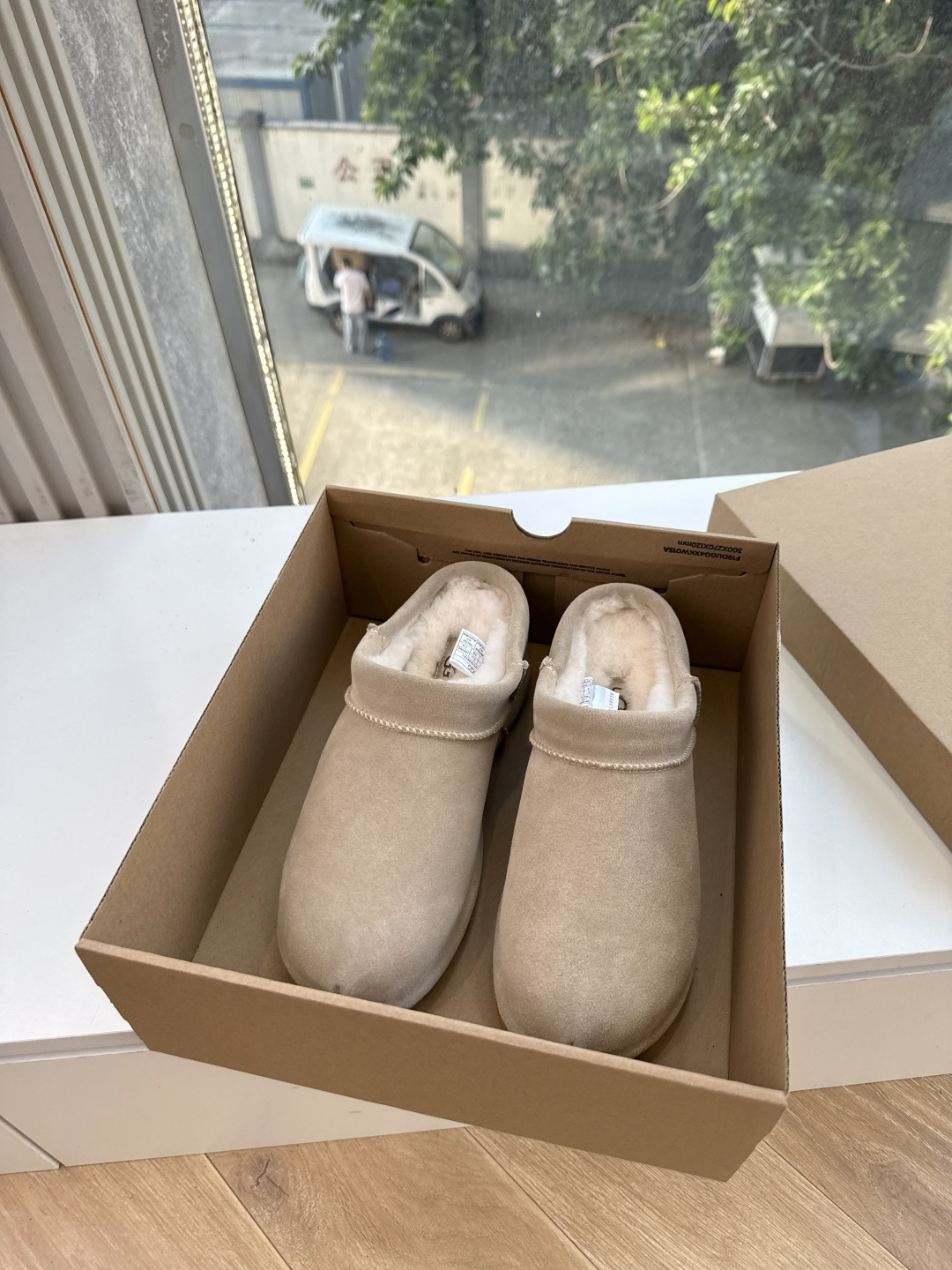 😀G026UGG秋冬新款系列棉鞋雪地靴棉鞋作为的领军品牌，这双新款同样延续了其一贯的舒适理念，穿在脚上轻盈自在，仿佛踩在