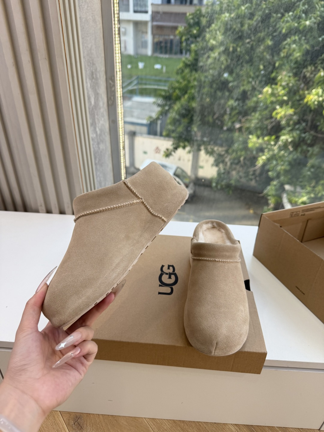 😀G026UGG秋冬新款系列棉鞋雪地靴棉鞋作为的领军品牌，这双新款同样延续了其一贯的舒适理念，穿在脚上轻盈自在，仿佛踩在