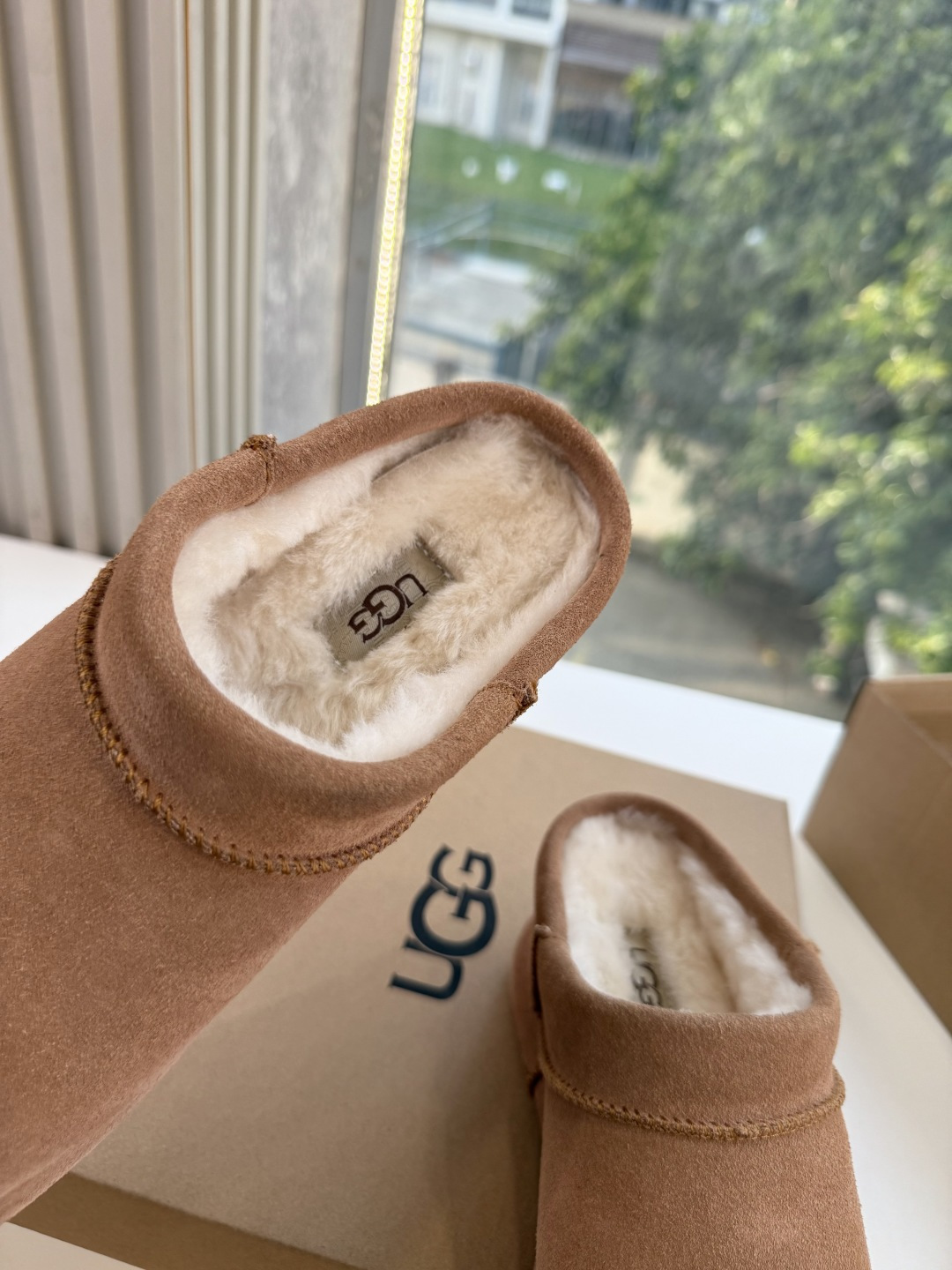 😀G026UGG秋冬新款系列棉鞋雪地靴棉鞋作为的领军品牌，这双新款同样延续了其一贯的舒适理念，穿在脚上轻盈自在，仿佛踩在