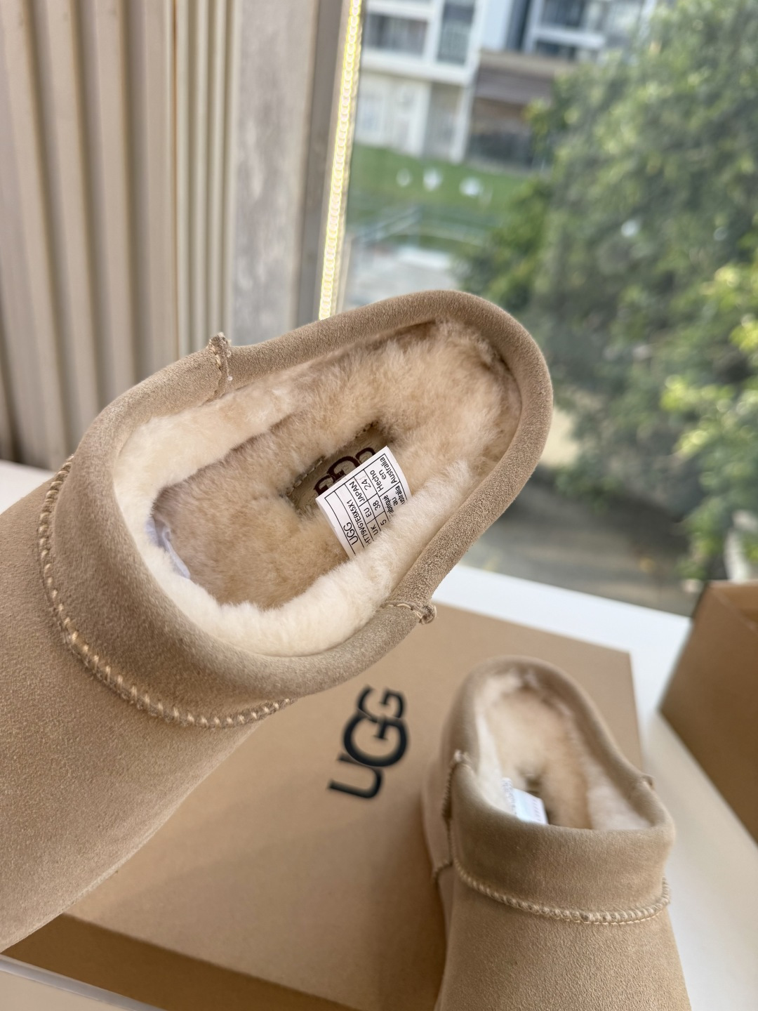 😀G026UGG秋冬新款系列棉鞋雪地靴棉鞋作为的领军品牌，这双新款同样延续了其一贯的舒适理念，穿在脚上轻盈自在，仿佛踩在