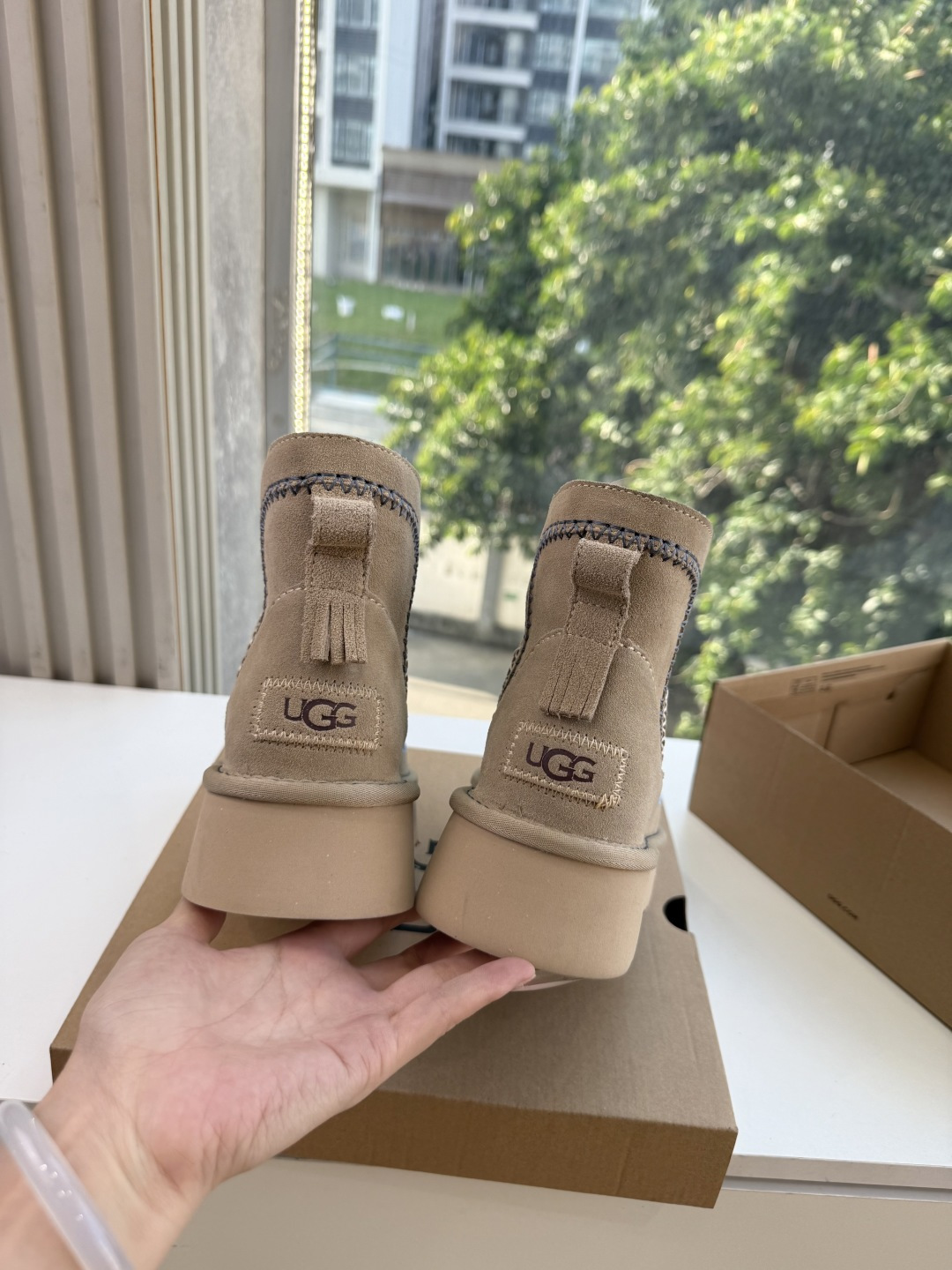 😀G026UGG秋冬新款系列棉鞋雪地靴棉鞋作为的领军品牌，这双新款同样延续了其一贯的舒适理念，穿在脚上轻盈自在，仿佛踩在