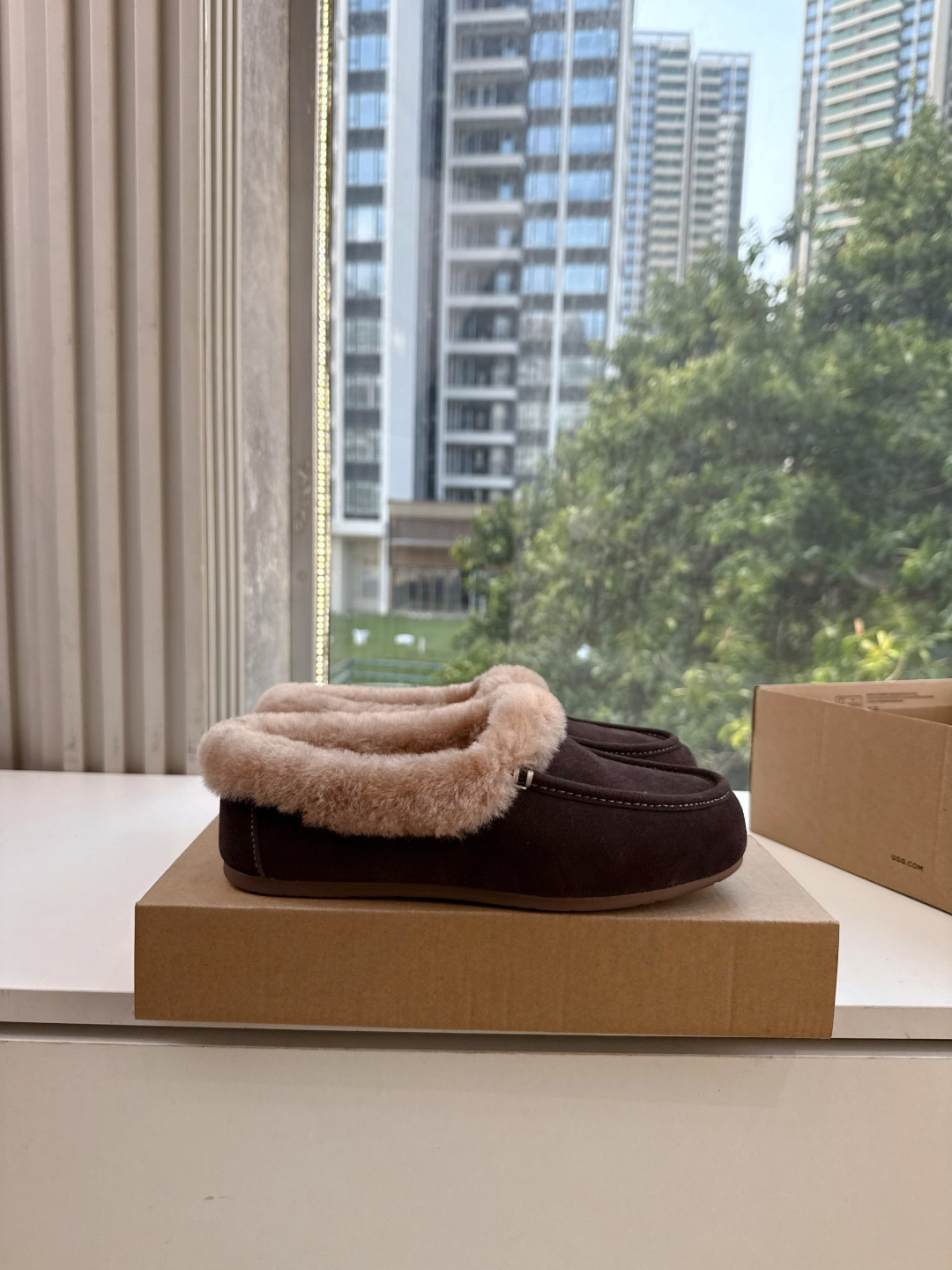😀G026UGG秋冬新款系列棉鞋雪地靴棉鞋作为的领军品牌，这双新款同样延续了其一贯的舒适理念，穿在脚上轻盈自在，仿佛踩在