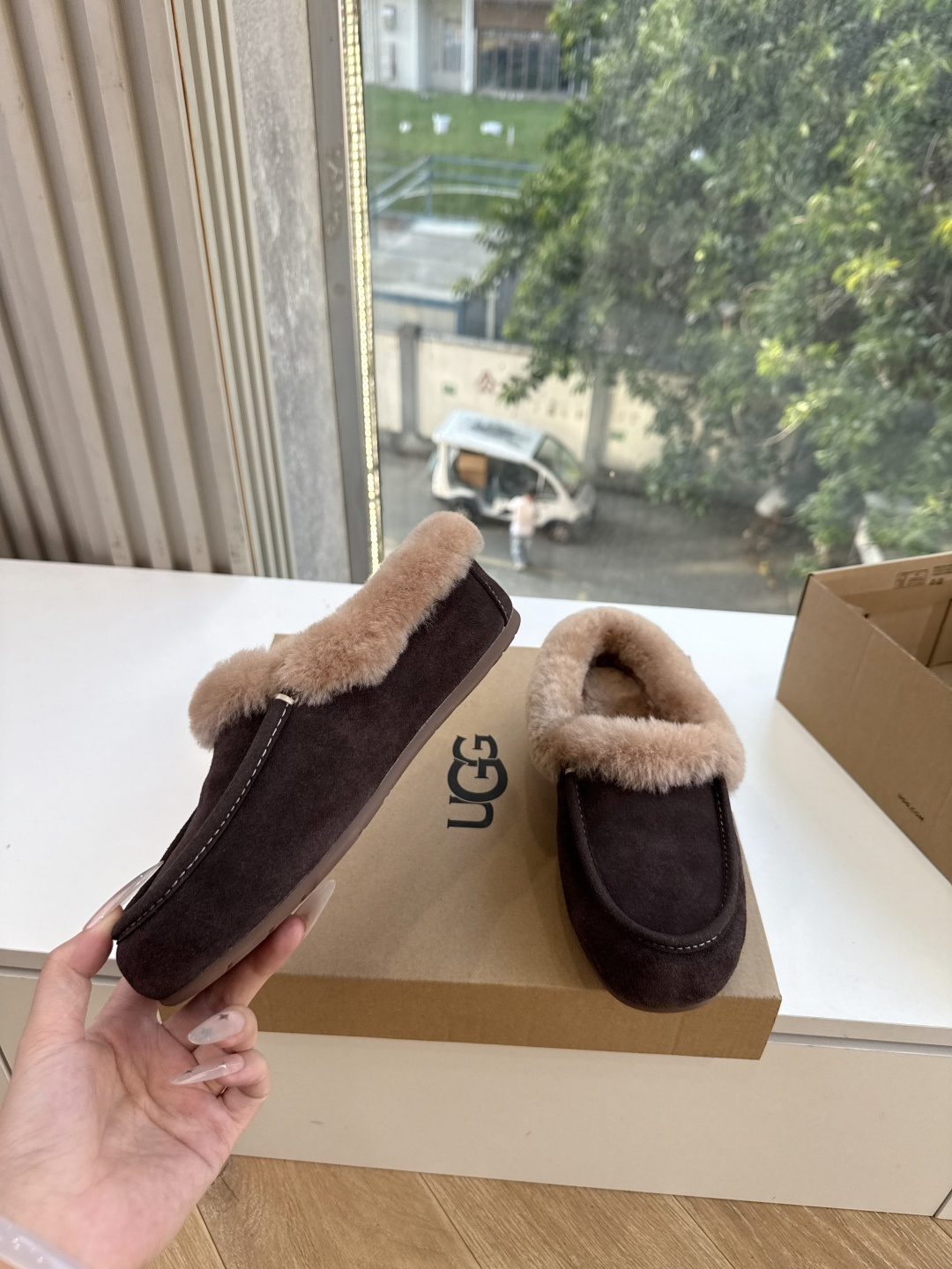 😀G026UGG秋冬新款系列棉鞋雪地靴棉鞋作为的领军品牌，这双新款同样延续了其一贯的舒适理念，穿在脚上轻盈自在，仿佛踩在
