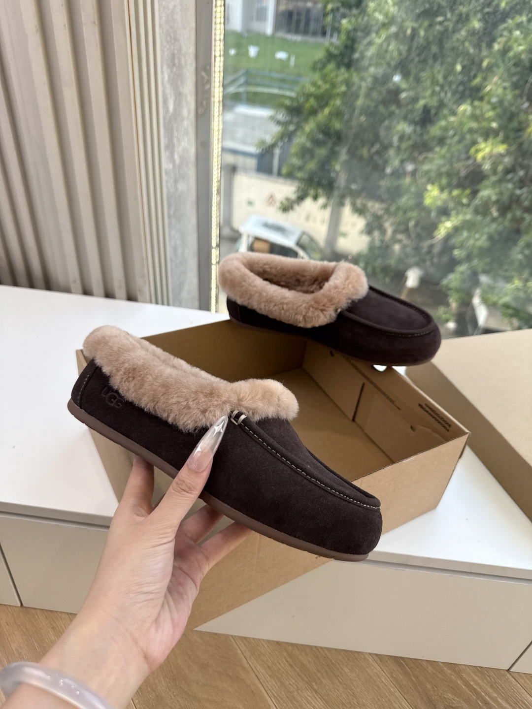 😀G026UGG秋冬新款系列棉鞋雪地靴棉鞋作为的领军品牌，这双新款同样延续了其一贯的舒适理念，穿在脚上轻盈自在，仿佛踩在