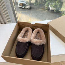😀G026UGG秋冬新款系列棉鞋雪地靴棉鞋作为的领军品牌,这双新款同样延续了其一贯的舒适理念,穿在脚上轻盈自在,仿佛踩在 😀G026UGG秋冬新款系列棉鞋雪地靴棉鞋作为的领军品牌,这双新款同样延续了其一贯的舒适理念,穿在脚上轻盈自在,仿佛踩在