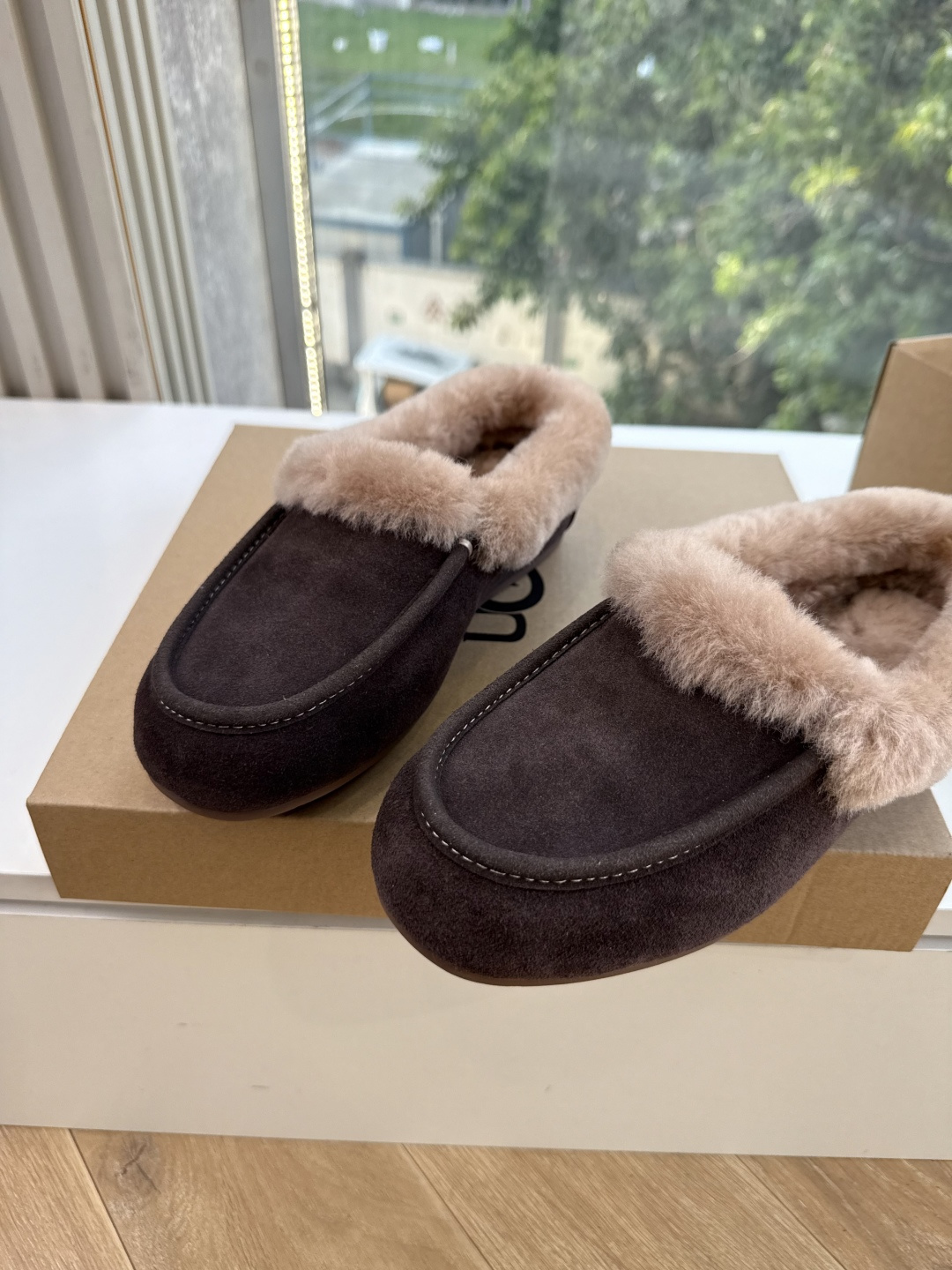😀G026UGG秋冬新款系列棉鞋雪地靴棉鞋作为的领军品牌，这双新款同样延续了其一贯的舒适理念，穿在脚上轻盈自在，仿佛踩在