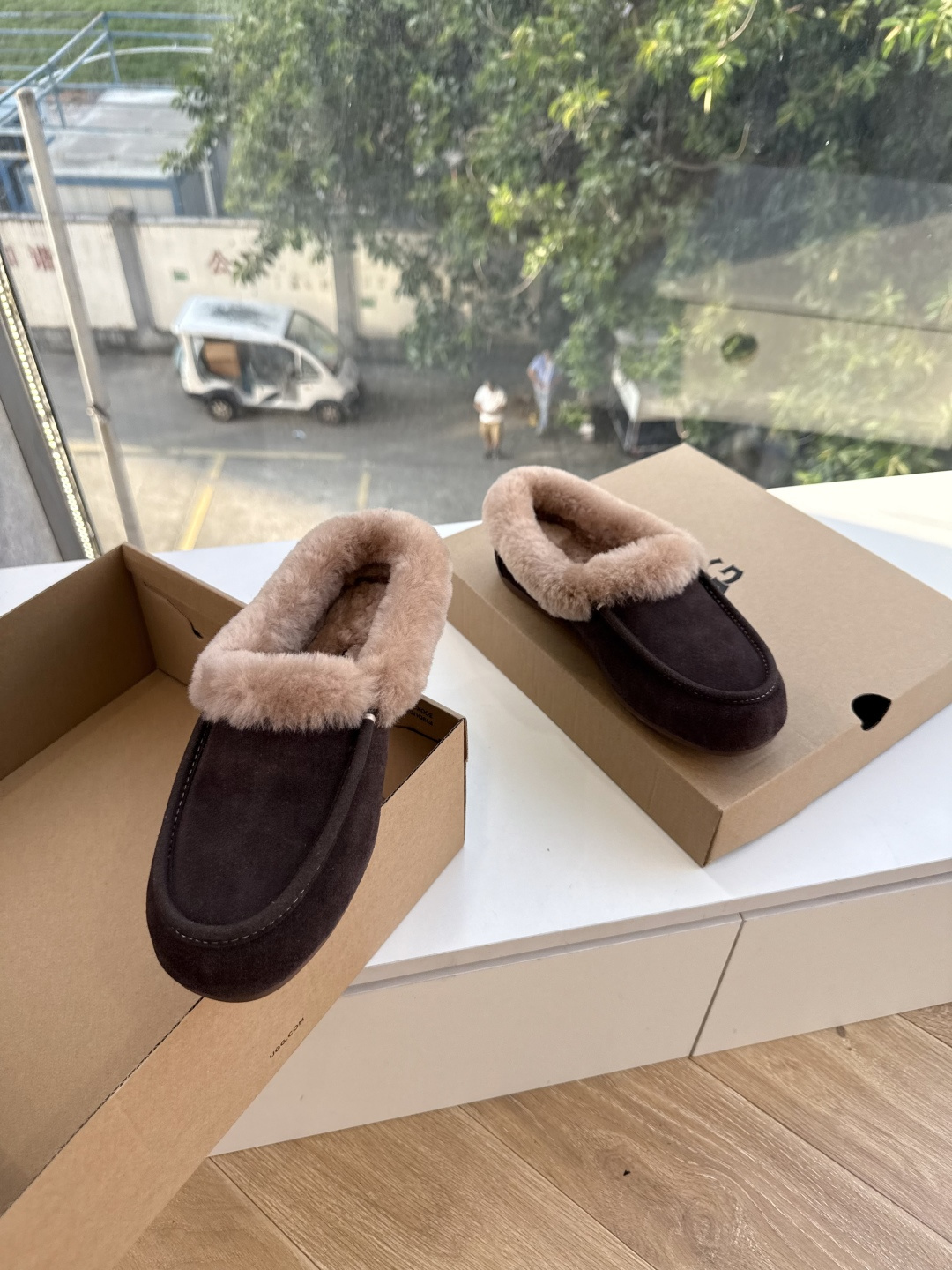 😀G026UGG秋冬新款系列棉鞋雪地靴棉鞋作为的领军品牌，这双新款同样延续了其一贯的舒适理念，穿在脚上轻盈自在，仿佛踩在