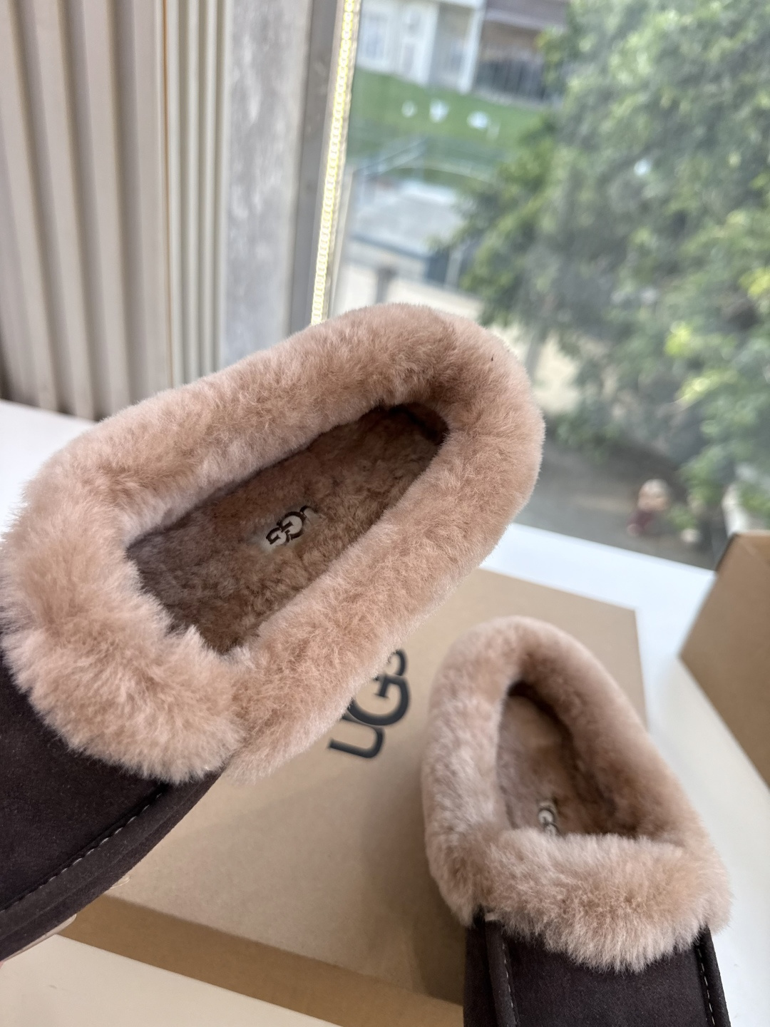 😀G026UGG秋冬新款系列棉鞋雪地靴棉鞋作为的领军品牌，这双新款同样延续了其一贯的舒适理念，穿在脚上轻盈自在，仿佛踩在