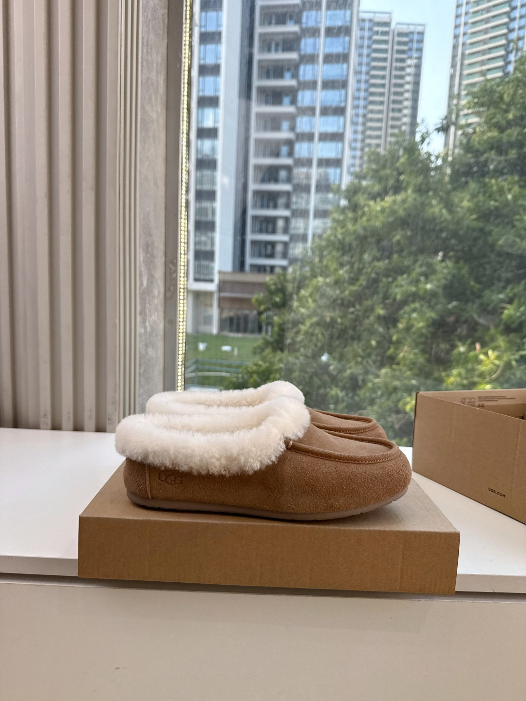 😀G026UGG秋冬新款系列棉鞋雪地靴棉鞋作为的领军品牌，这双新款同样延续了其一贯的舒适理念，穿在脚上轻盈自在，仿佛踩在