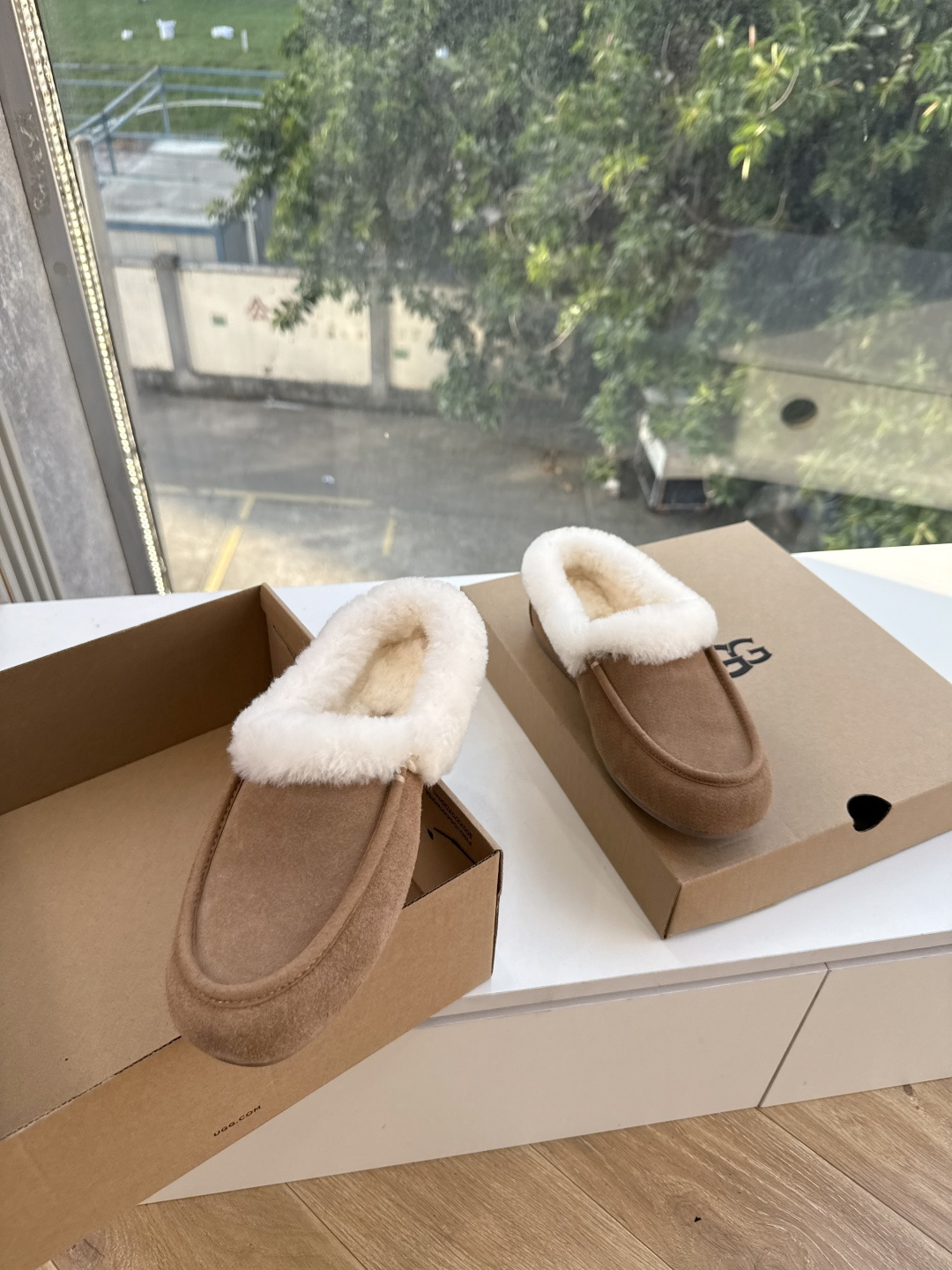 😀G026UGG秋冬新款系列棉鞋雪地靴棉鞋作为的领军品牌，这双新款同样延续了其一贯的舒适理念，穿在脚上轻盈自在，仿佛踩在