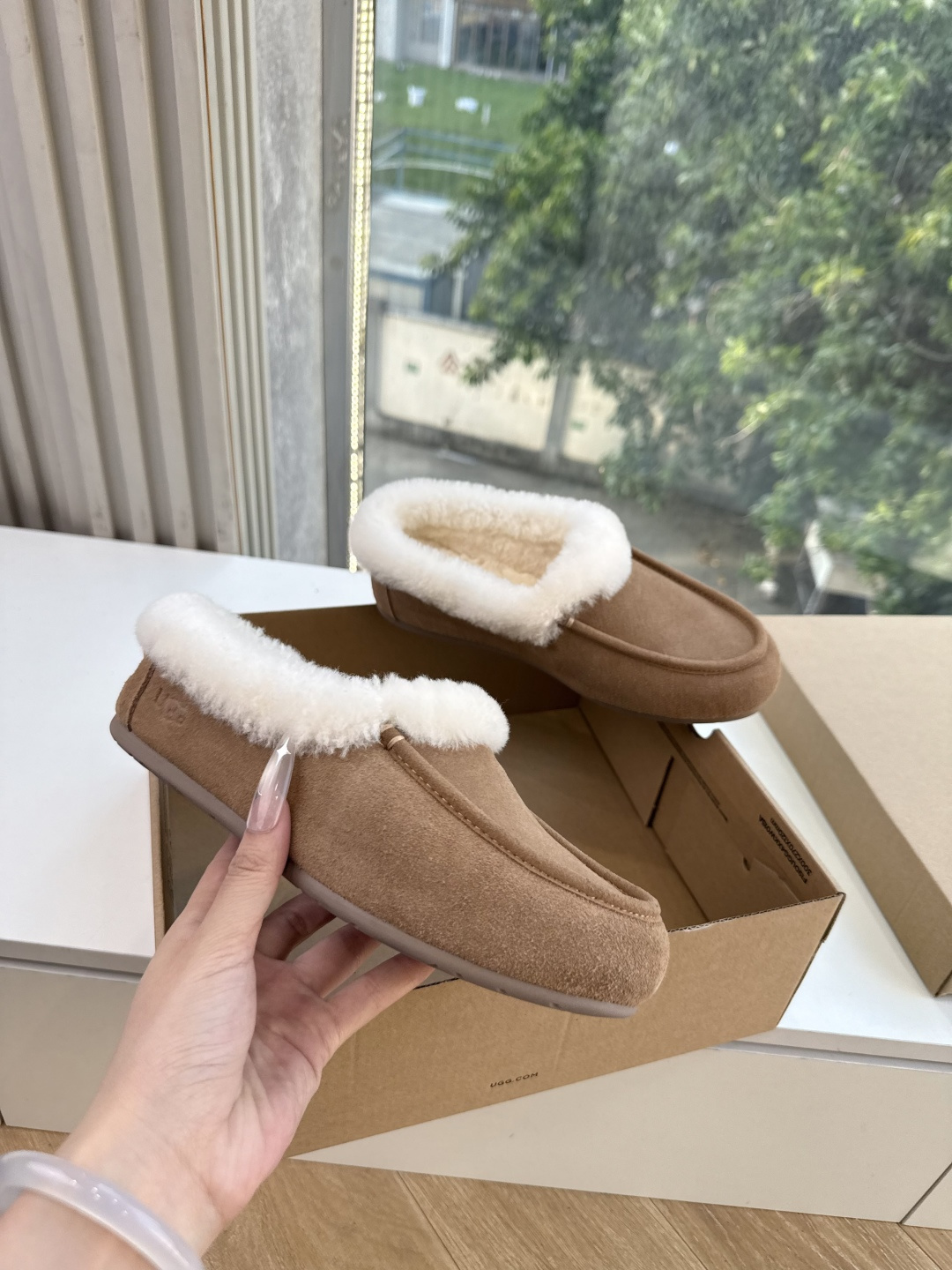 😀G026UGG秋冬新款系列棉鞋雪地靴棉鞋作为的领军品牌，这双新款同样延续了其一贯的舒适理念，穿在脚上轻盈自在，仿佛踩在