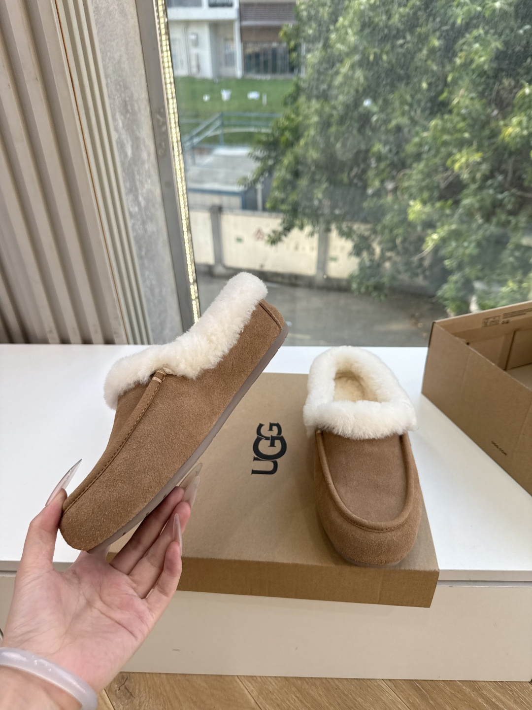 😀G026UGG秋冬新款系列棉鞋雪地靴棉鞋作为的领军品牌，这双新款同样延续了其一贯的舒适理念，穿在脚上轻盈自在，仿佛踩在