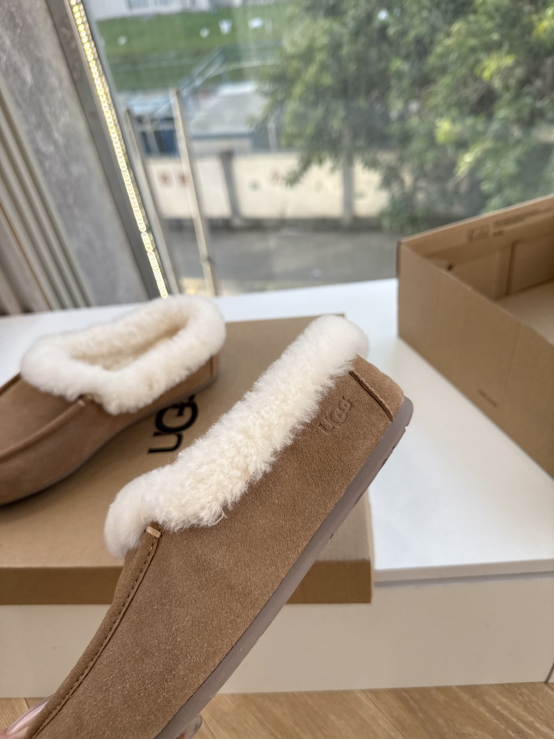 😀G026UGG秋冬新款系列棉鞋雪地靴棉鞋作为的领军品牌，这双新款同样延续了其一贯的舒适理念，穿在脚上轻盈自在，仿佛踩在